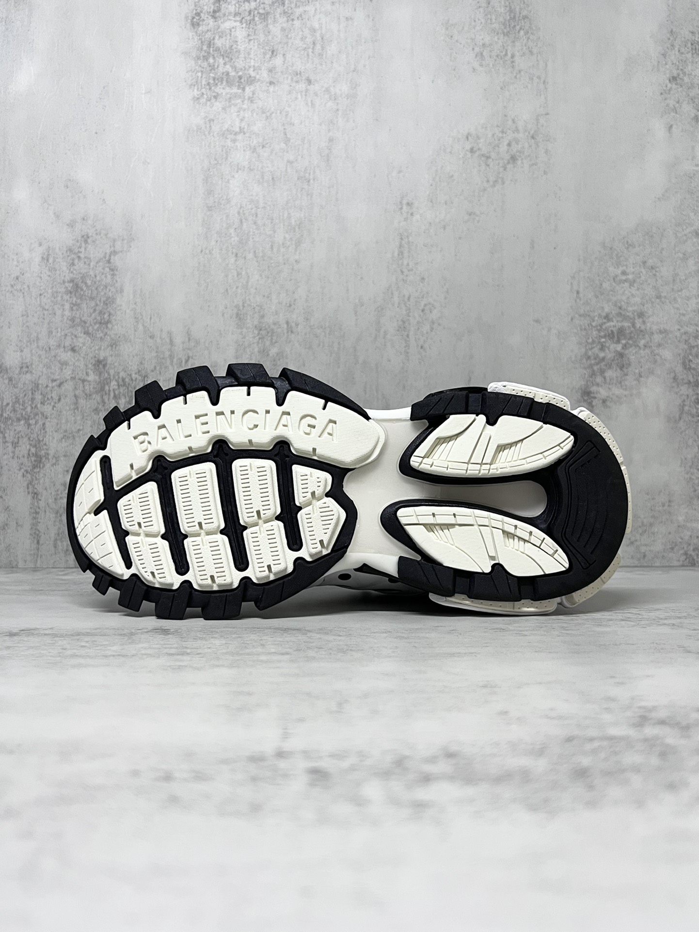 巴黎世家3.0 三代户外概念鞋老爹鞋“白灰黑”Balenciaga Sneaker Tess s.Gomma 纯原版本 原装大盒 从里到外 一切百分百还原官方配置 顶级专供碾压市面一切真标版本
尺码：36 37 38 39 40 41 42 43 44 45新色陆续更新中！
