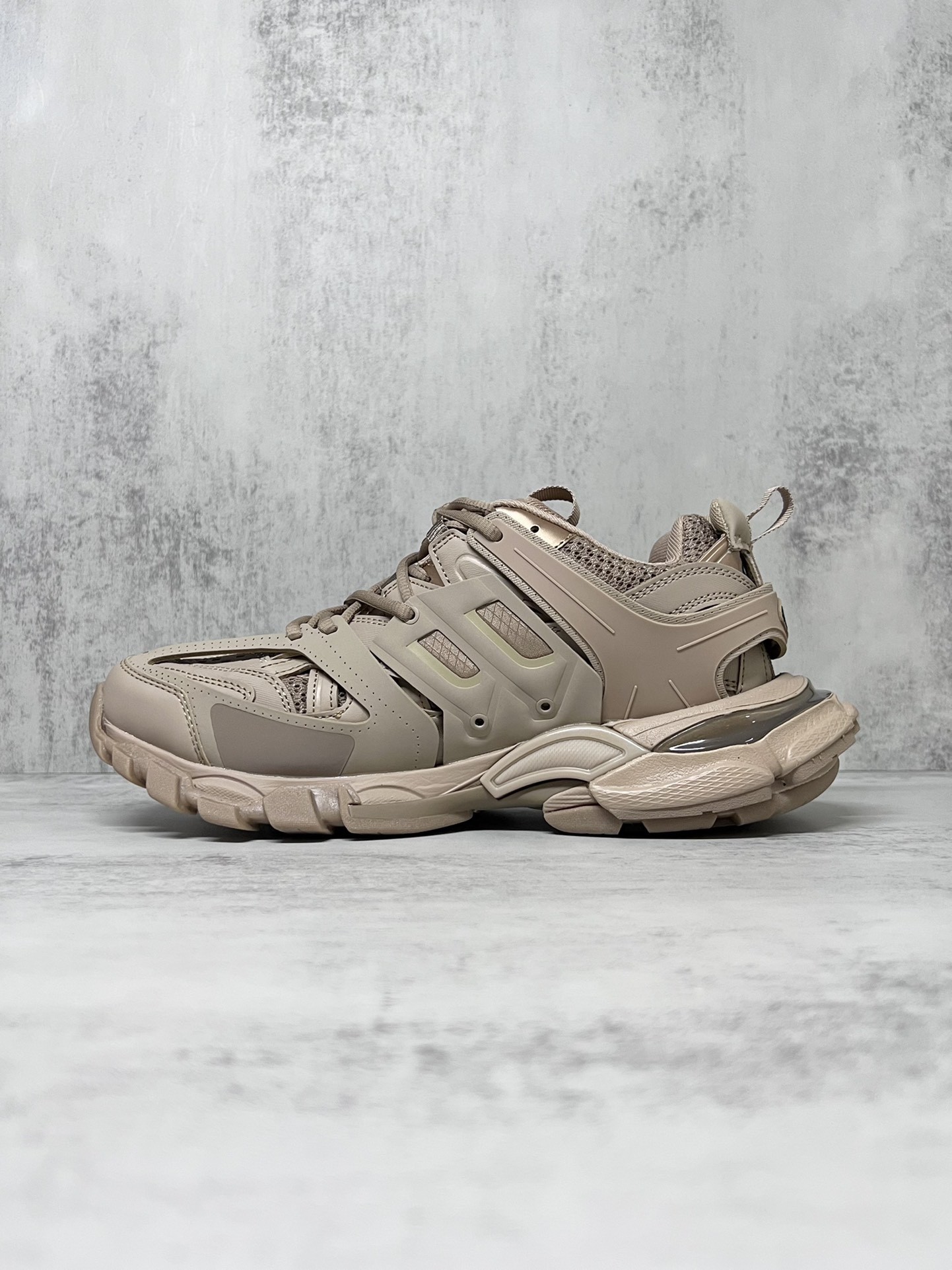 💰420
巴黎世家3.0 三代户外概念鞋老爹鞋“棕色”Balenciaga Sneaker Tess s.Gomma 纯原版本 原装大盒 从里到外 一切百分百还原官方配置 顶级专供碾压市面一切真标版本
尺码：36 37 38 39 40 41 42 43 44 45新色陆续更新中！