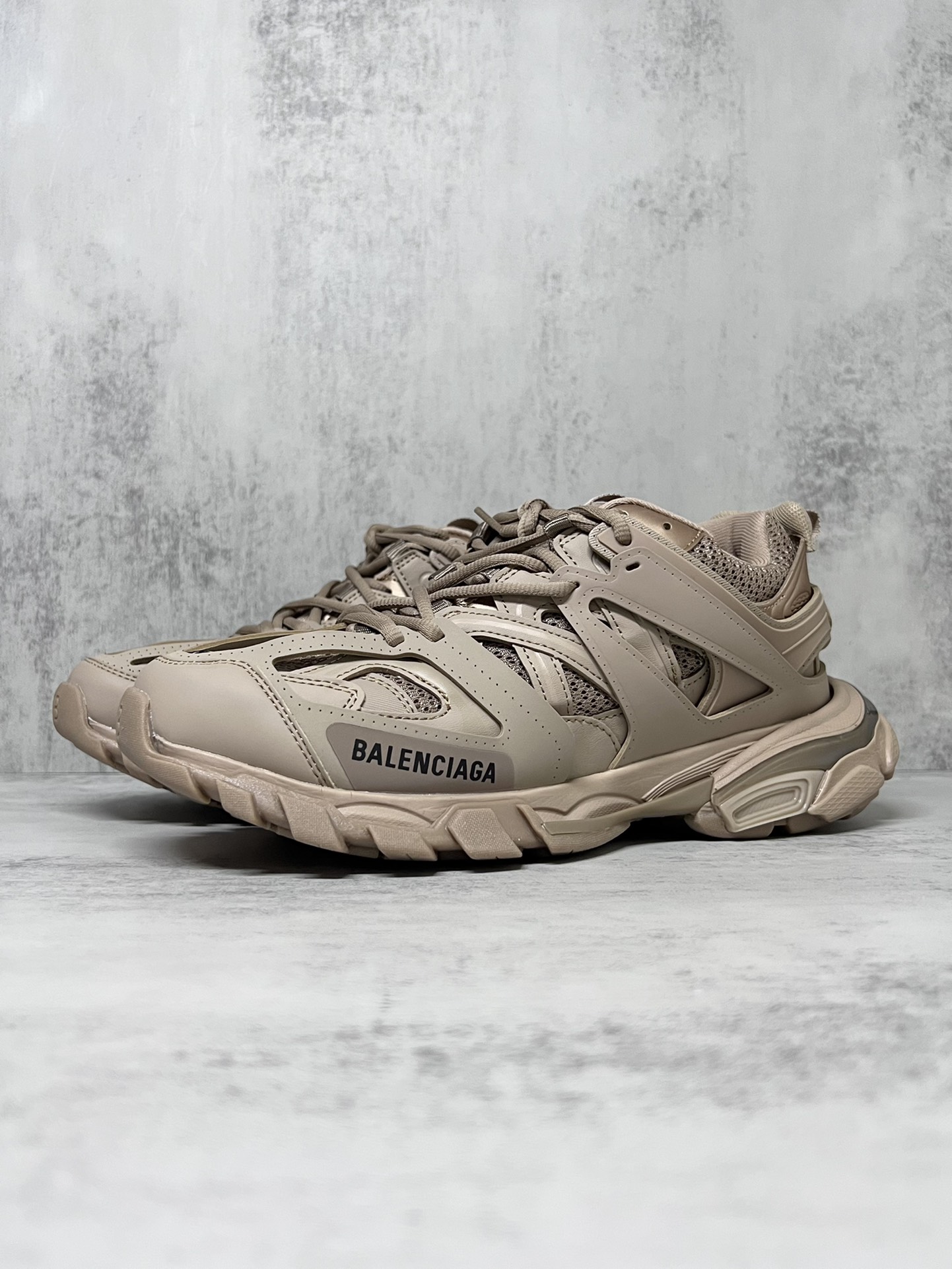💰420
巴黎世家3.0 三代户外概念鞋老爹鞋“棕色”Balenciaga Sneaker Tess s.Gomma 纯原版本 原装大盒 从里到外 一切百分百还原官方配置 顶级专供碾压市面一切真标版本
尺码：36 37 38 39 40 41 42 43 44 45新色陆续更新中！