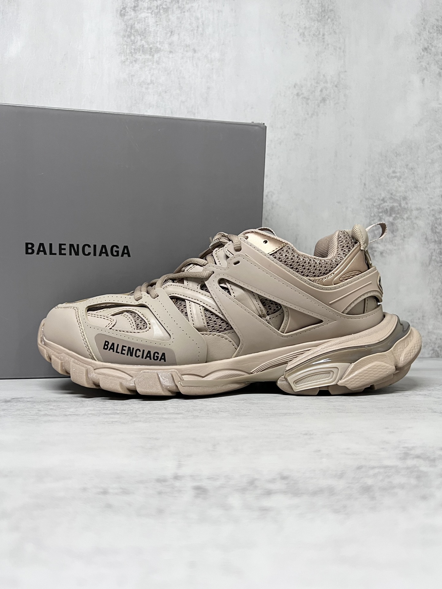 💰420
巴黎世家3.0 三代户外概念鞋老爹鞋“棕色”Balenciaga Sneaker Tess s.Gomma 纯原版本 原装大盒 从里到外 一切百分百还原官方配置 顶级专供碾压市面一切真标版本
尺码：36 37 38 39 40 41 42 43 44 45新色陆续更新中！
