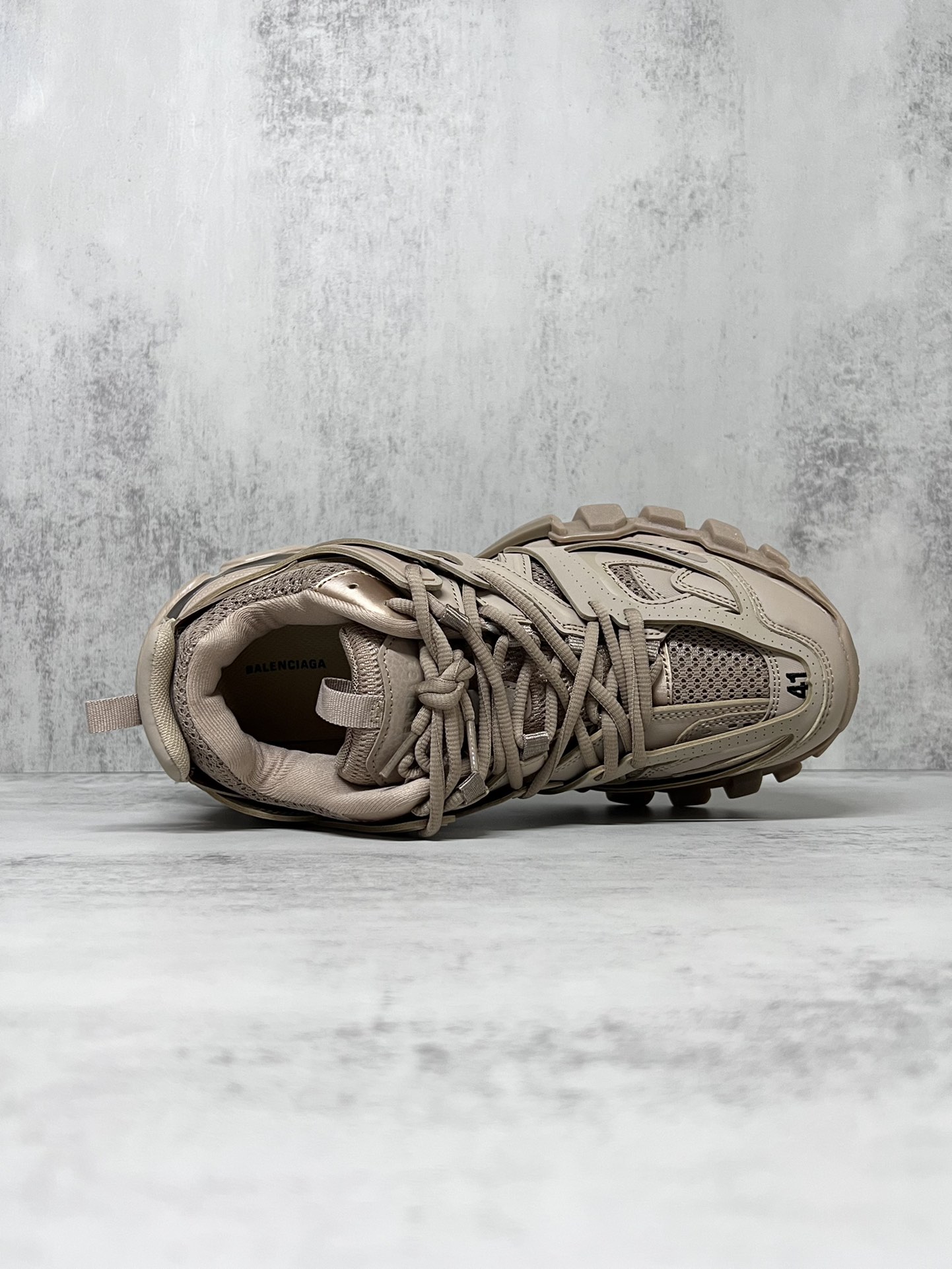 💰420
巴黎世家3.0 三代户外概念鞋老爹鞋“棕色”Balenciaga Sneaker Tess s.Gomma 纯原版本 原装大盒 从里到外 一切百分百还原官方配置 顶级专供碾压市面一切真标版本
尺码：36 37 38 39 40 41 42 43 44 45新色陆续更新中！