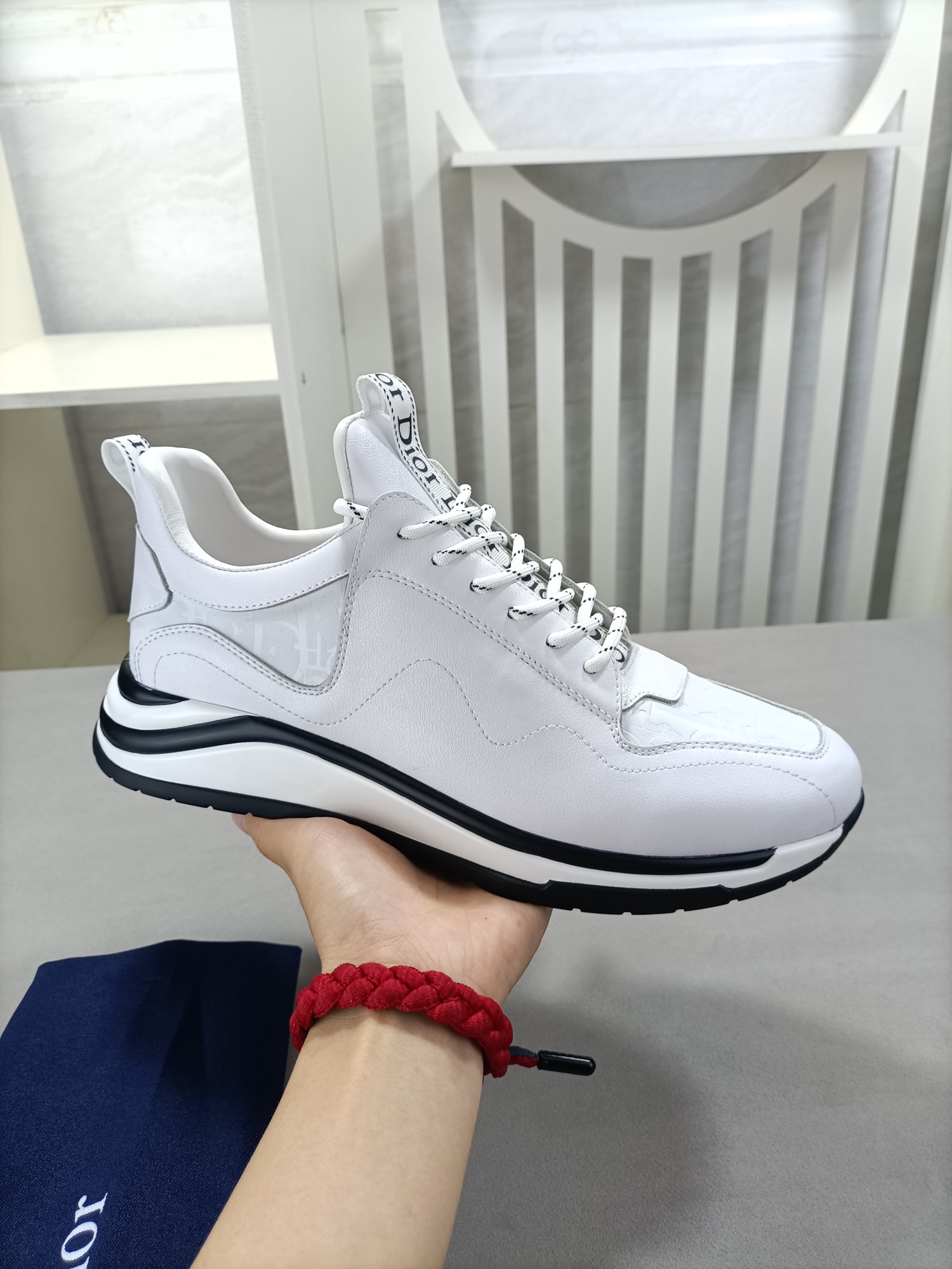 I5 Dior迪奥 主推爆款 😘😘高端系列休闲男鞋，简约大气👍👍👍鞋面采用头层真皮压花[太阳][太阳]；进口头层羊皮内里；品牌专用大底，耐磨，轻便，整体设计和谐统一又不缺乏个性 👣🌟✨你值得拥有 颜色 黑，白色😍