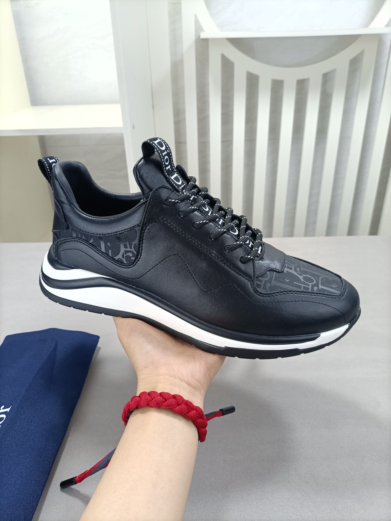 I5 Dior迪奥 主推爆款 😘😘高端系列休闲男鞋，简约大气👍👍👍鞋面采用头层真皮压花[太阳][太阳]；进口头层羊皮内里；品牌专用大底，耐磨，轻便，整体设计和谐统一又不缺乏个性 👣🌟✨你值得拥有 颜色 黑，白色😍