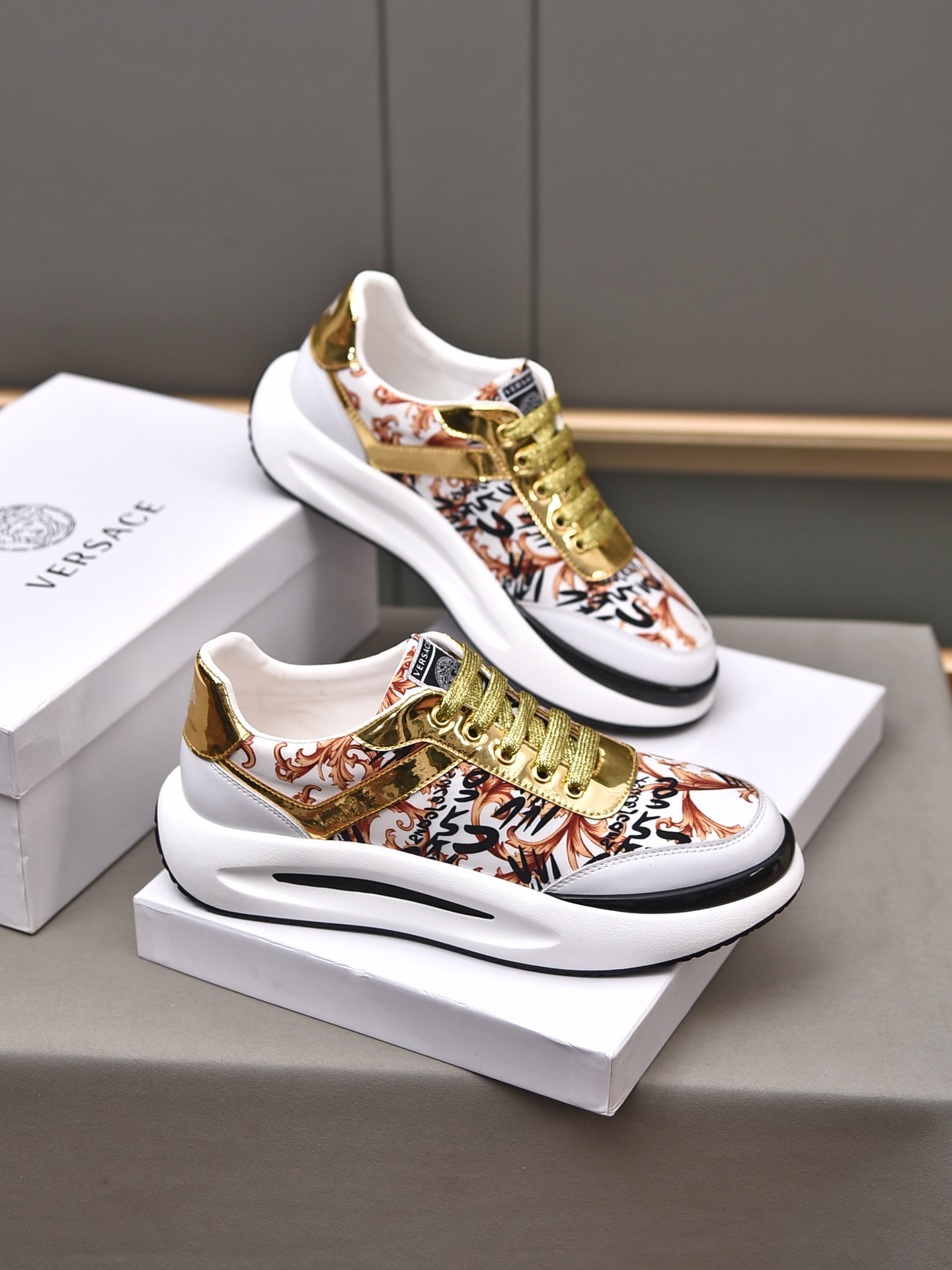 I5  范思哲 材料:鞋面牛皮➕进口飞织 。内里：透气网里。大底：发泡耐磨底。