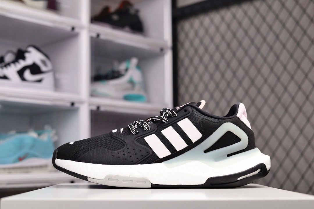 H0 夜行者2代 二代 DAY JOGGER 网材鞋面搭配合成绒面革饰面中底嵌入全掌Boost爆米花缓震颗粒材质,棉质脚感体验科技全副武装，街头运动流行解码全新阿迪达斯adidas三叶草 Originals 2020 Day Jogger Boost 2020版慢跑者系列高弹复古休闲运动跑鞋885YF