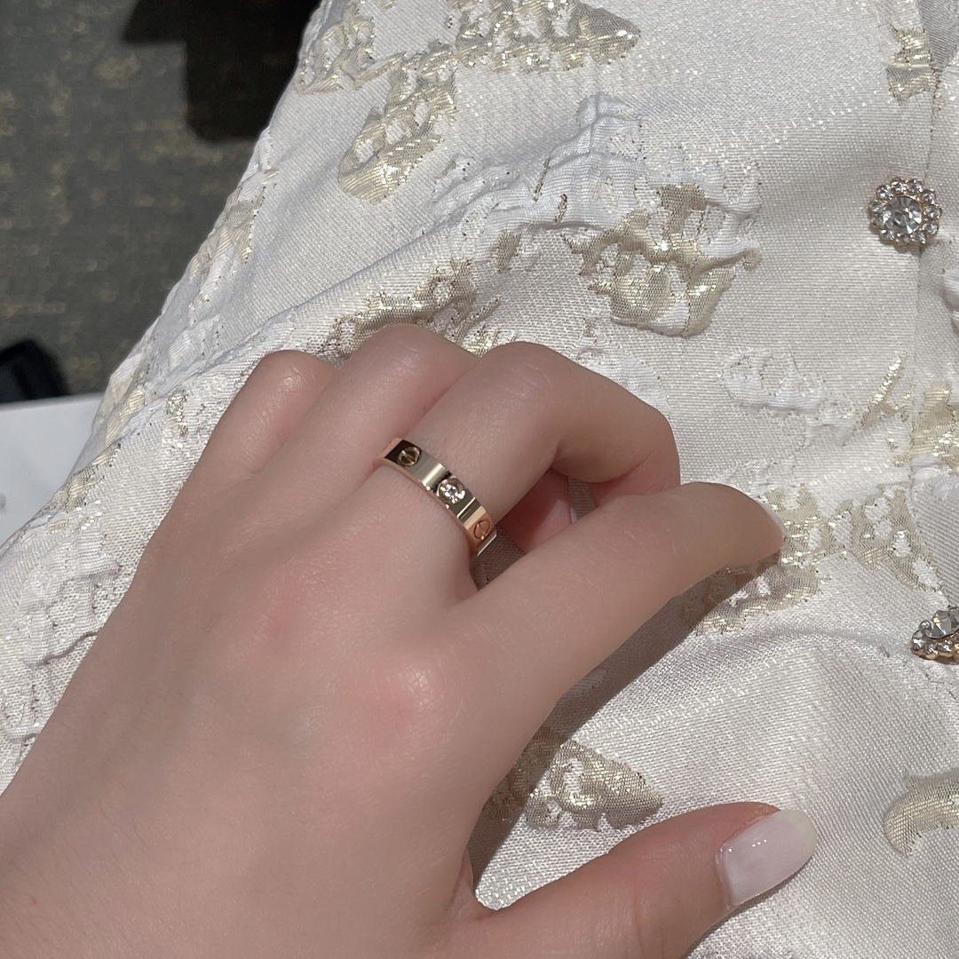 NO:631285,Cartier narrow version four diamond ring Cartier Cartier classic Love series single diamond ring CNC process Z pair imported zircon hand-inlaid thick plated 18k rose gold, limited time special offer 88180,,cartier,cartier,ring,Cartier high-end jewelry19860909卡家窄版四钻罗戒 Cartier卡地亚经典款 Love 系列单钻戒指 CNC工艺 Z对版 进口锆石手工镶嵌 厚镀18k玫瑰金,限时特惠88180,,cartier,cartier,ring,卡迪亚高端饰品,Jewelry