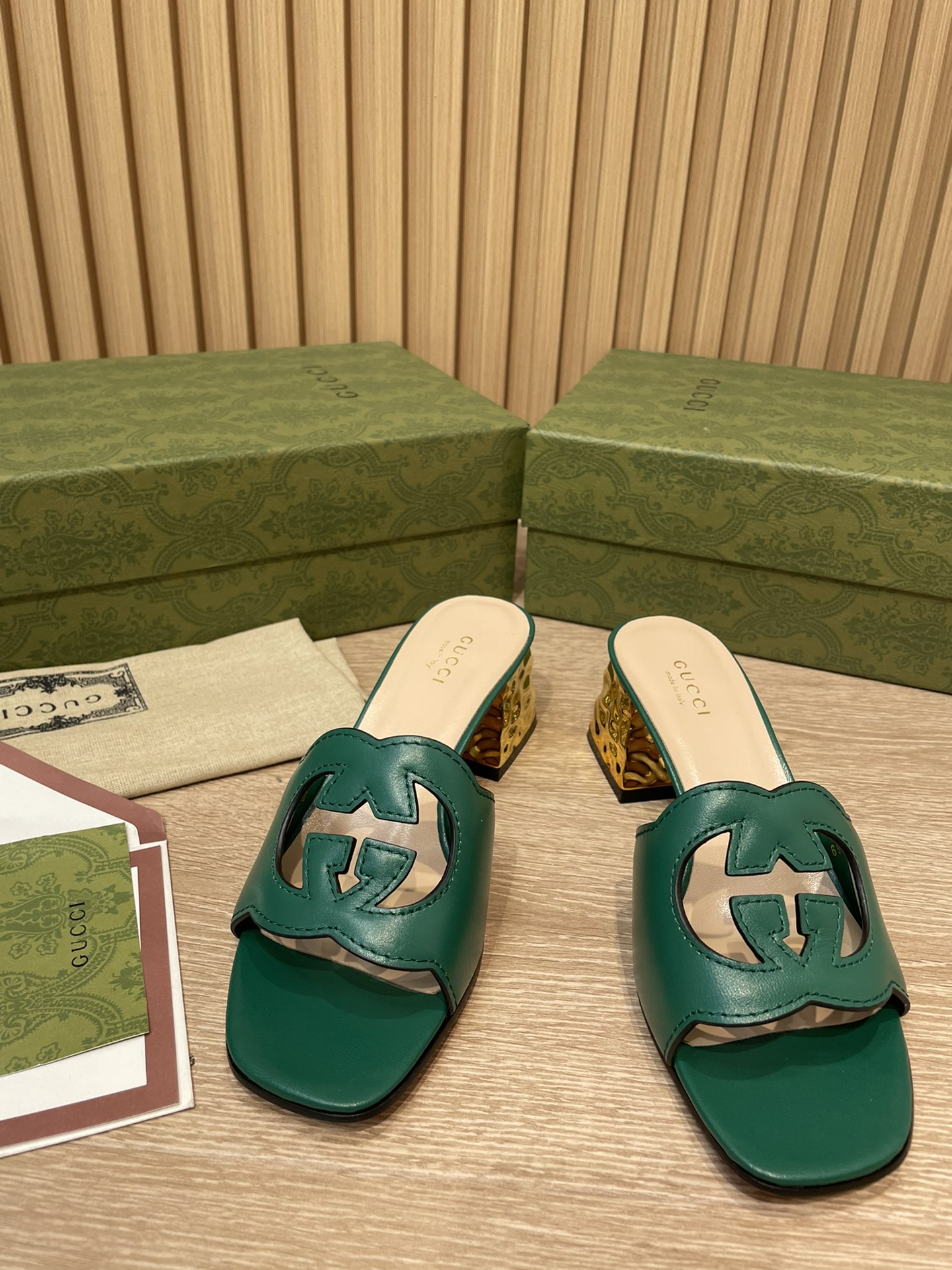 NO:166640,2025 upgraded and renewed packaging, new summer models are available in stock. Gucci high-quality slippers, double G hollowing, oil-edged craftsmanship boutique slippers, the original counter mold is carefully crafted, ingeniously cast classic, heel height 5.5Cm concave and convex corrugated gold electroplated heel fabric, 5D laser cut double GG hollow ultra-fine pattern goatskin, python skin, inner foot pad head layer sheepskin, square head classic series open-toe sandals, top purchasing quality!  Genuine leather printed outsole classic outsole hardware Gucci logo All are one-to-one custom-made, focusing on Gucci high-end series, foot comfort exceeds all similar products in the market, Encore red full set of counter packaging, size 34-42 (34 40 41 42 custom made without return or exchange!), slippers, gucci, slippers, sheepskin198609092025升级焕新包装夏季新款现货上新啦.Gucci 高品质拖鞋 双G镂空 油边工艺精品拖鞋 专柜原版开模精心制作,匠心铸造经典 跟高5.5Cm凹凸波纹金色电镀跟 面料 5D激光切割双GG镂空超细纹山羊皮 蟒蛇皮 内里垫脚头层羊皮 方头经典系列露趾凉拖 顶级代购品质！ 真皮印刷大底经典大底五金Gucci logo 所有均为一比一定制 专注Gucci高端系列 脚感舒适程度超乎市场所有同类产品 安可拉红色全套专柜包装 尺码34-42（34 40 41 42定做不退不换！）,拖鞋,gucci,slippers,sheepskin,Women's Shoes