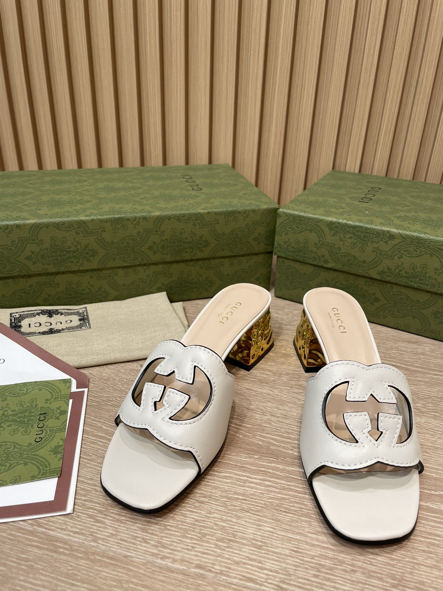 NO:166644,2025 upgraded and renewed packaging, new summer models are available in stock. Gucci high-quality slippers, double G hollowing, oil-edged craftsmanship boutique slippers, the original counter mold is carefully crafted, ingeniously cast classic, heel height 5.5Cm concave and convex corrugated gold electroplated heel fabric, 5D laser cut double GG hollow ultra-fine pattern goatskin, python skin, inner foot pad head layer sheepskin, square head classic series open-toe sandals, top purchasing quality!  Genuine leather printed outsole classic outsole hardware Gucci logo All are one-to-one custom-made, focusing on Gucci high-end series, foot comfort exceeds all similar products in the market, Encore red full set of counter packaging, size 34-42 (34 40 41 42 custom made without return or exchange!), slippers, gucci, slippers, sheepskin198609092025升级焕新包装夏季新款现货上新啦.Gucci 高品质拖鞋 双G镂空 油边工艺精品拖鞋 专柜原版开模精心制作,匠心铸造经典 跟高5.5Cm凹凸波纹金色电镀跟 面料 5D激光切割双GG镂空超细纹山羊皮 蟒蛇皮 内里垫脚头层羊皮 方头经典系列露趾凉拖 顶级代购品质！ 真皮印刷大底经典大底五金Gucci logo 所有均为一比一定制 专注Gucci高端系列 脚感舒适程度超乎市场所有同类产品 安可拉红色全套专柜包装 尺码34-42（34 40 41 42定做不退不换！）,拖鞋,gucci,slippers,sheepskin,Women's Shoes
