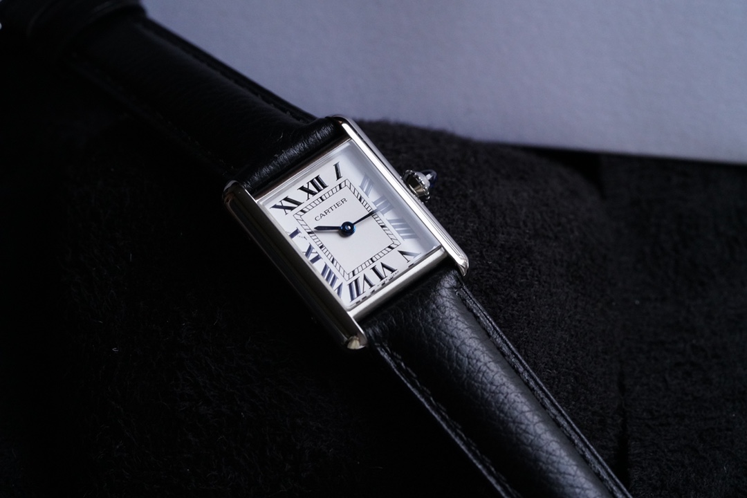 NO:142673,Cartier tank Tant Must!  A small amount of original orders are coming through the channel!  Original factory leaked, not ordinary goods on the market!  Original quick-removing strap, no need to worry about steel belt belt, limited time free imported calfskin strap, counters can be interchanged, one watch, one code warranty card!  Cartier's new TankMust watch. It Must be a TANK Among all the classic Cartier tank watches, if you want to have a watch that you wear every day, I will definitely choose TANK Solo, and now this may be modified by the latest TANK MUST. This year, the brand launched a new TankMust series watch, which is regarded as a model of Cartier's elegant style with its simple and precise lines. On the basis of maintaining the original design, the watch design has become more rounded, and the dial proportion has been adjusted. Cartier will have a round bead-winding crown inlaid with cabochon gems, equipped with the original ultra-thin special quartz solar movement, and welcome to compare the internal structure details!  Free original imported calfskin!  The texture is delicate and soft and very suitable for the skin!  Not comparable to ordinary goods on the market!  This TankMust series also uses the brand's iconic square case!  Small 29.5×22mm, thickness 6mm, silver-plated dial and sword-shaped quenched blue steel hands, sapphire crystal glass and unique blue spinel inlaid on the crown!  Compared with the previous line processing, the watch is more rounded and smooth. In addition, the watch is equipped with a quick-removal function of the watch strap, which greatly increases the comfort and convenience of daily wear!  Cartier, cartier, cowhide19860909卡地亚坦克Tant Must！渠道少量原单货来啦！原厂流出 非市面普通货！原版快拆表带 不用纠结钢带皮带 限时赠送进口小牛皮表带 专柜均可互换 一表一码保修卡！卡地亚全新推出的TankMust腕表.It Must be a TANK在所有经典的卡地亚坦克腕表里面,如果要拥有一只作为日常每天戴的腕表,我肯定选TANK Solo,而现在这件事可能会被最新的TANK MUST改观.今年,品牌推出了全新的TankMust系列腕表,凭借简约而精准的线条,被视为卡地亚优雅风格的典范之作.在保持原版设计的基础上革新表款设计,表耳变得更加圆润, 表盘比例经过调整,卡地亚将圆珠形上链表冠镶嵌凸圆形宝石,配置原版超薄特制石英太阳能机芯,内部结构细节欢迎对比！赠原版进口小牛皮！质感细腻柔软非常贴合皮肤！非市面普通货可比！这款TankMust系列腕表,同样采用品牌标志性的方形表壳！小号29.5×22毫米,厚度6毫米 表盘镀银及剑形淬火蓝钢指针,蓝宝石水晶玻璃以及在表冠上镶嵌的独一无二蓝色尖晶石！相较于之前的线条处理更为圆润、流畅.此外,腕表还配备了表带快拆功能,这一设计也大大的增加了日常佩戴的舒适性和便利性！,卡地亚,cartier,cowhide,Watch