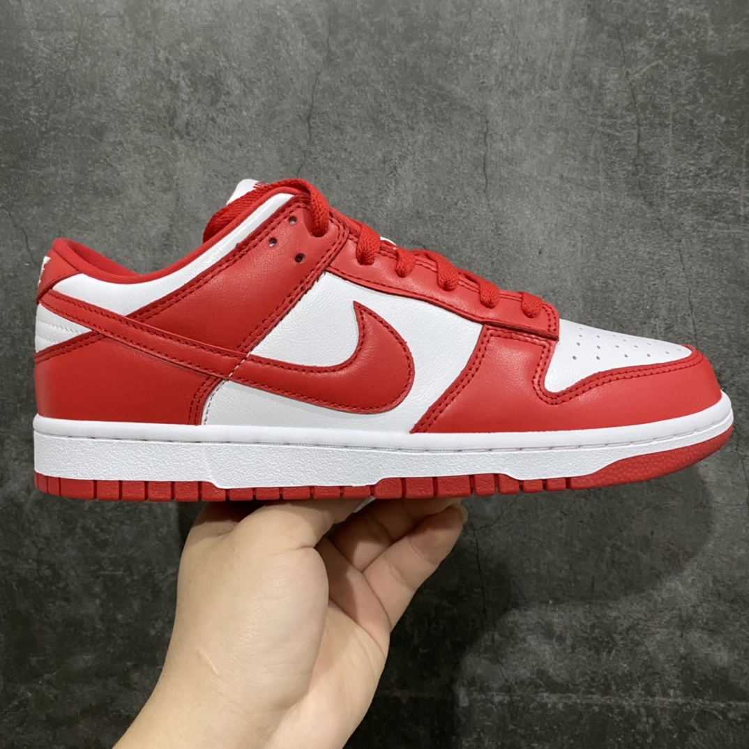 M纯原 NK Dunk Low SP 白红 CU1727-100 圈内最强 零售首选 独家原厂航空铝磨具打磨大底 鞋头坡度极致还原 原盒原配 圈内天花板工艺 原厂冲刀 超高清洁度 全鞋零毛边皮料切割 全套原楦原模倾力打造完美版型 采用原厂百宏鞋带以及原厂百宏织唛舌标 内标可供原厂几率过验 原厂中底布黄色点胶 原厂中底布拉帮走线遵循公司‼️ 尺码:36 36.5 37.5 38 38.5 39 40 40.5 41 42 42.5 43 44 45 46 47.5-选品中心