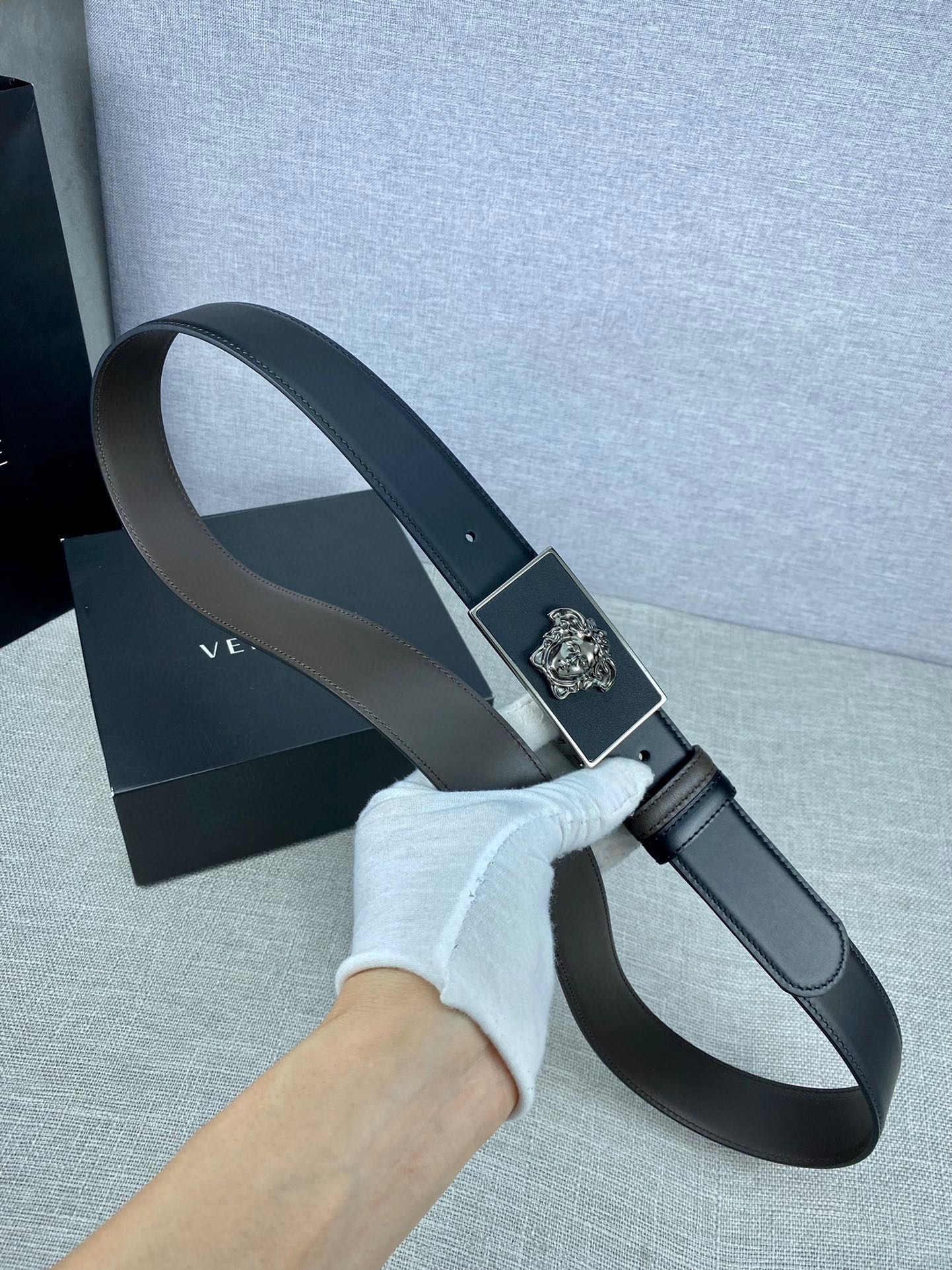 宽度3.5cm范思哲此款腰带饰有标志