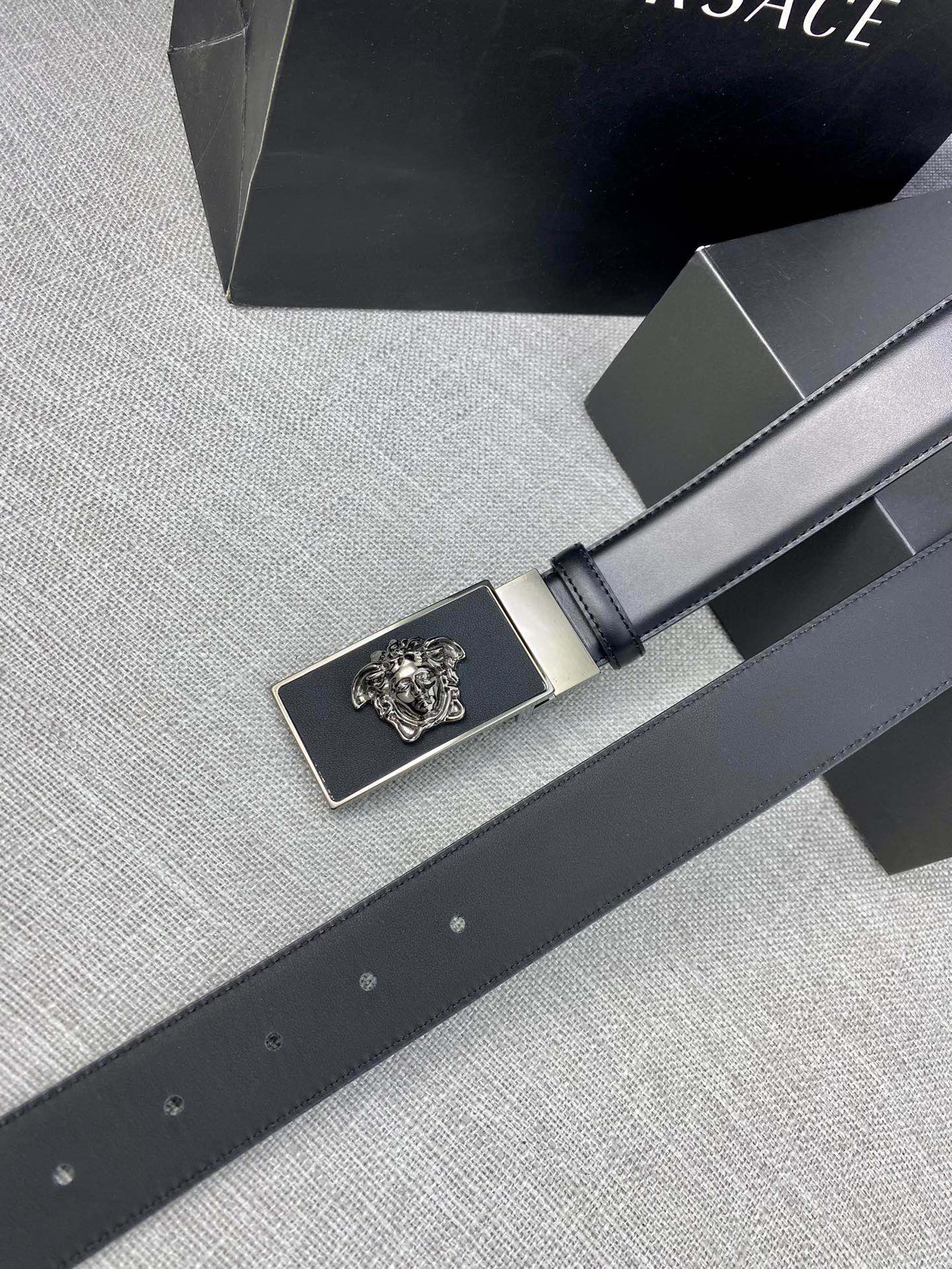 宽度3.5cm范思哲此款腰带饰有标志
