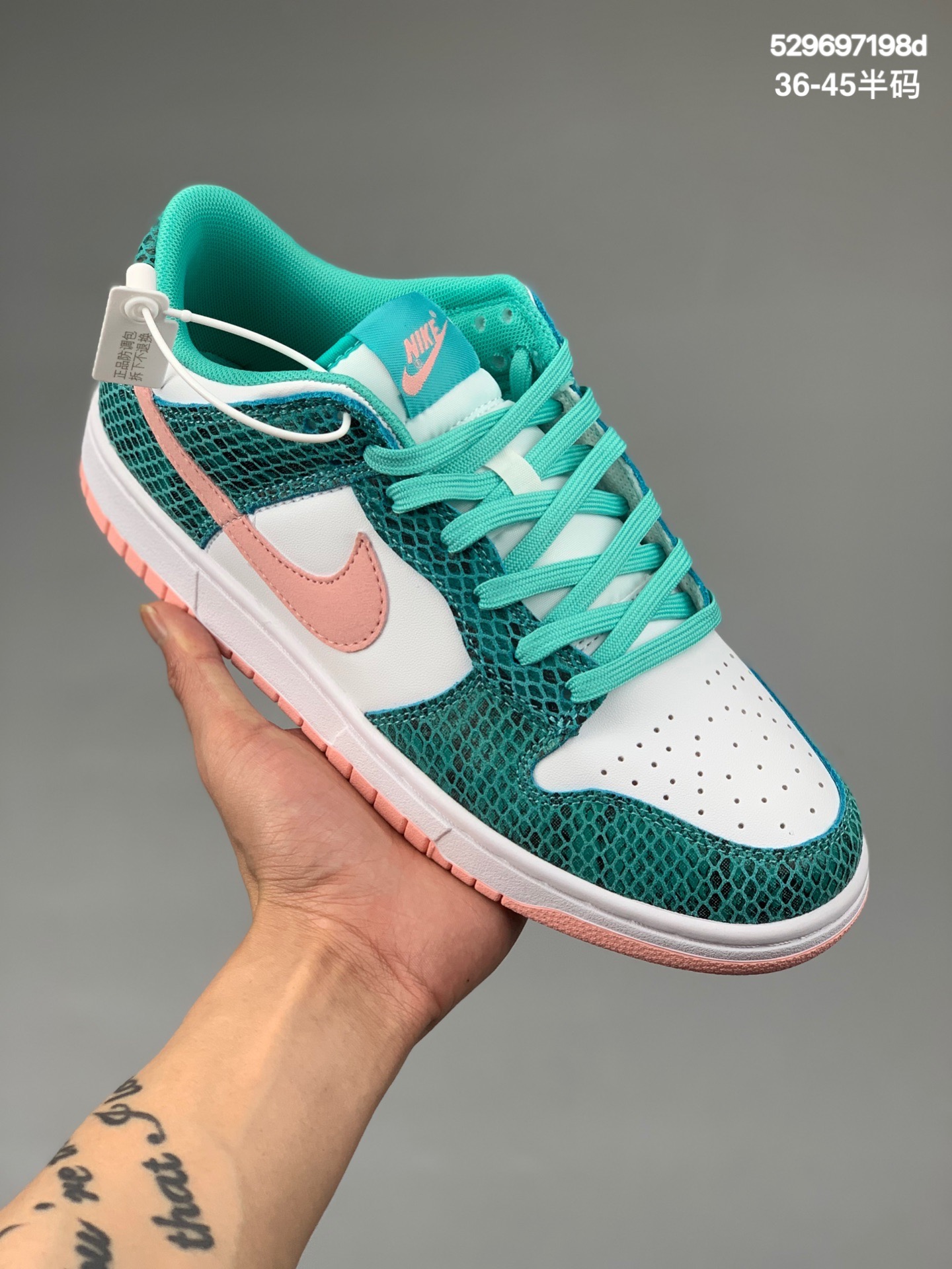 本地
公司级 带半码 耐克Nike Dunk Low 扣篮系列复古低帮休闲运动滑板板鞋。采用脚感柔软舒适ZoomAir气垫，有效吸收滑板等极限运动在落地时带来的冲击力，为街头运动者们提供更好的保护  “Snake Skin”绿松石蟒蛇纹面货号: DR8577-300
码数：36 36.5 37.5 38 38.5 39 40 40.5 41 42 42.5 43 44 45
编码：529697198d
编码：5-2921536