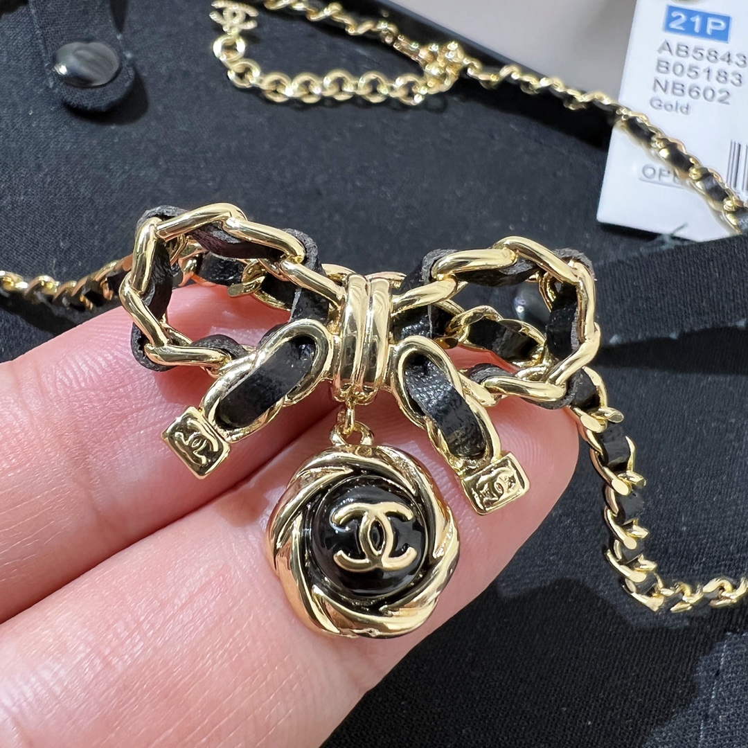 新款☑️CHANEL香奈儿双c 黑皮绳蝴蝶结项链