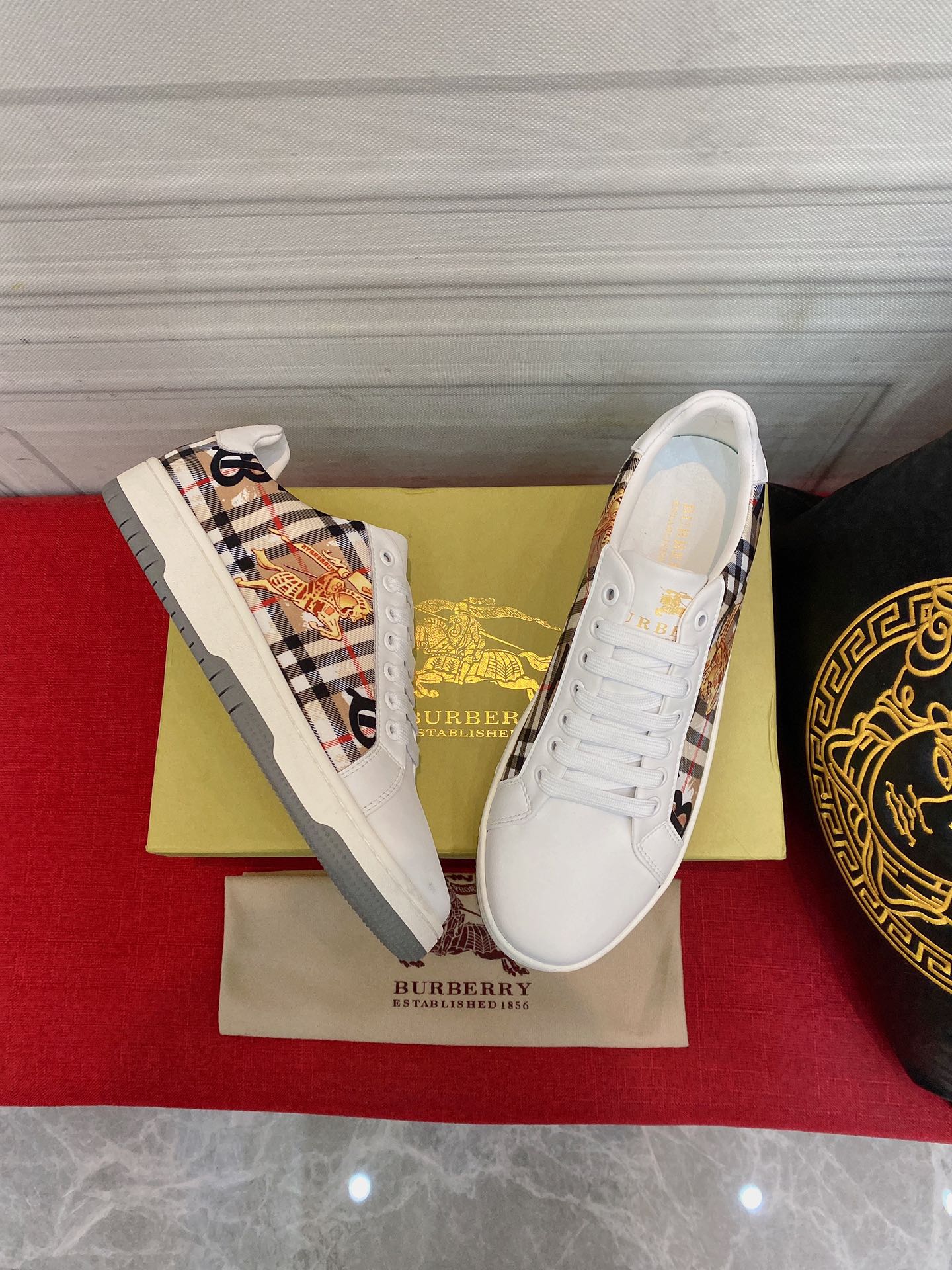 I0 巴宝莉 Burberry  最 2022精心打造，引爆全场不断创新的国际品牌 此款男士高帮休闲鞋，原版版本，专柜一比一布料材质，皮垫脚橡胶防滑大底，透气舒适以质量说话勇颜色：2色可选