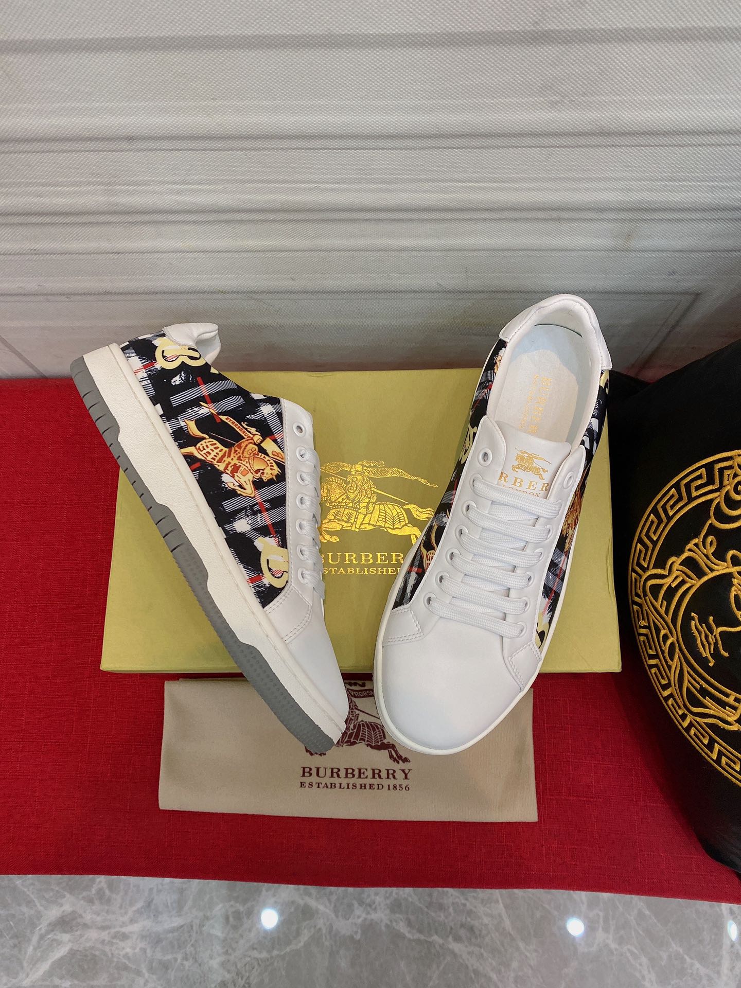 I0 巴宝莉 Burberry  最 2022精心打造，引爆全场不断创新的国际品牌 此款男士高帮休闲鞋，原版版本，专柜一比一布料材质，皮垫脚橡胶防滑大底，透气舒适以质量说话勇颜色：2色可选