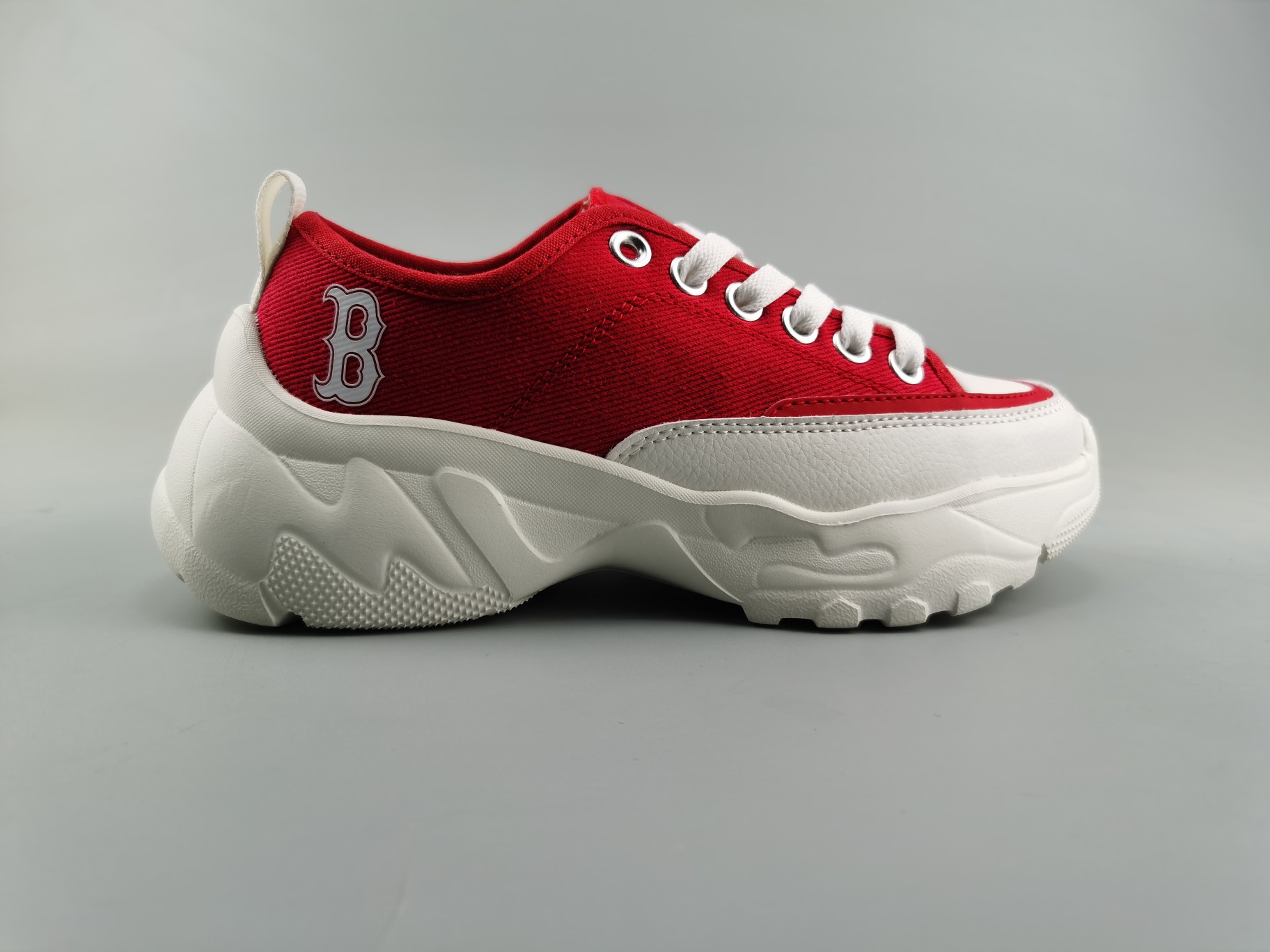 视频鉴赏
22年春夏新款独家出货：一次MD底 市面上唯一顶级纯原版本 原材料打造[庆祝]）原楦原档案数据开发版型（完美鞋头弧度/后套收口效果🆚市面文案版本‼️）#原厂立体填充鞋舌海绵#中底注胶孔原数据开发模具大底原厂转印标补出：全新MLB 22年 复古小白鞋 独家出货 公司级 真标 棒球联盟MLB  NY  ins 抖音 快手 小红书网红老爹鞋 韩国洋基队NY大标潮流老爹鞋 内增高6cm 原厂1：1模具开发 原厂进口纳米材质 原厂 全套手提袋 原盒雷射防伪标包装 天猫订单品质 官网尺码35 36 36.5 37.5 38 38.5 39 40 MLB男女情侣款帆布鞋增高复古老爹鞋休闲运动鞋