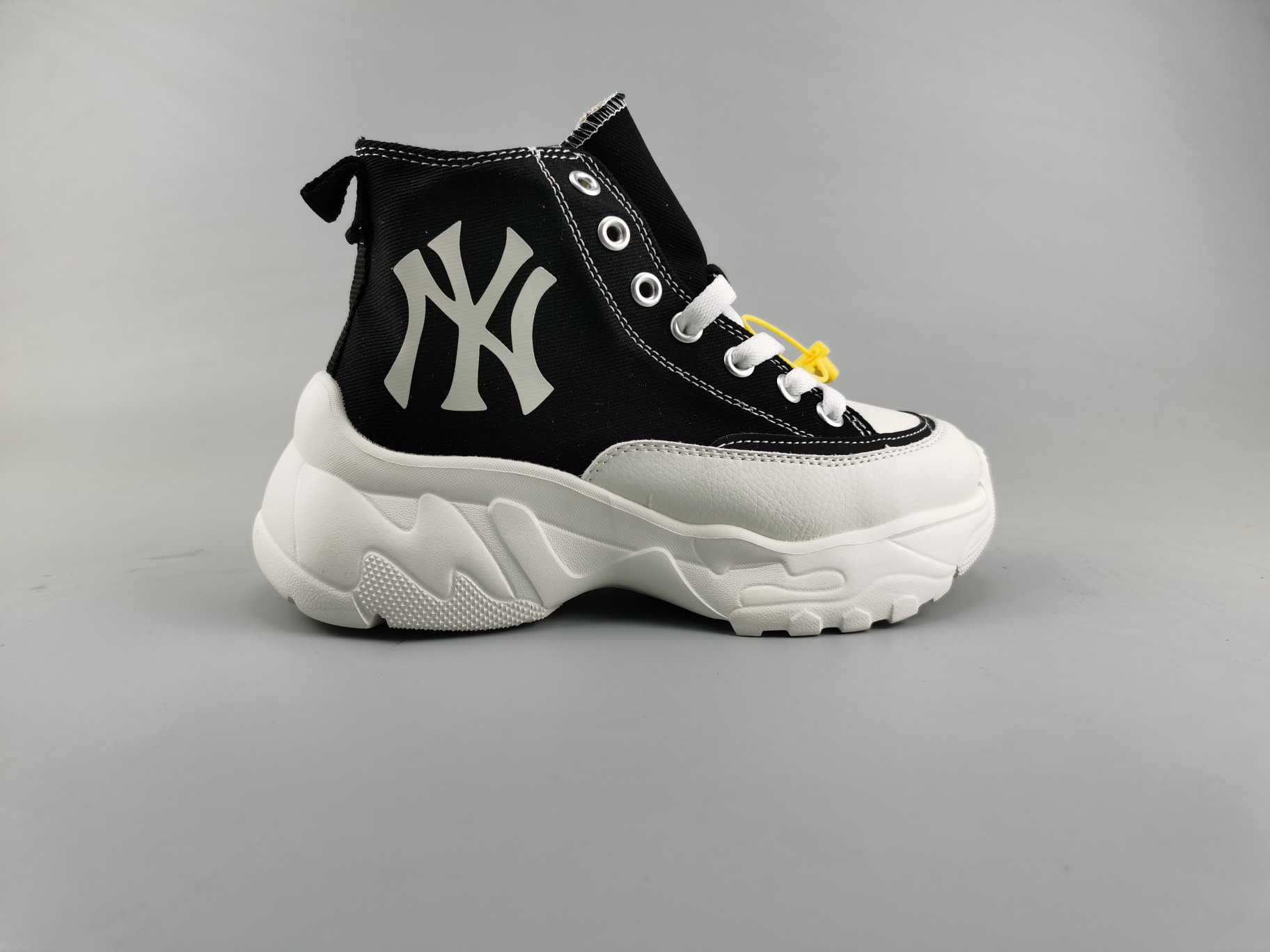 视频鉴赏
22年春夏新款独家出货：一次MD底 市面上唯一顶级纯原版本 原材料打造[庆祝]）原楦原档案数据开发版型（完美鞋头弧度/后套收口效果🆚市面文案版本‼️）#原厂立体填充鞋舌海绵#中底注胶孔原数据开发模具大底原厂转印标补出：全新MLB 22年 复古小白鞋 独家出货 公司级 真标 棒球联盟MLB  NY  ins 抖音 快手 小红书网红老爹鞋 韩国洋基队NY大标潮流老爹鞋 内增高6cm 原厂1：1模具开发 原厂进口纳米材质 原厂 全套手提袋 原盒雷射防伪标包装 天猫订单品质 官网尺码35 36 36.5 37.5 38 38.5 39 40 40.5 41 42 42.5 43 44 45MLB男女情侣款帆布鞋增高复古老爹鞋休闲运动鞋