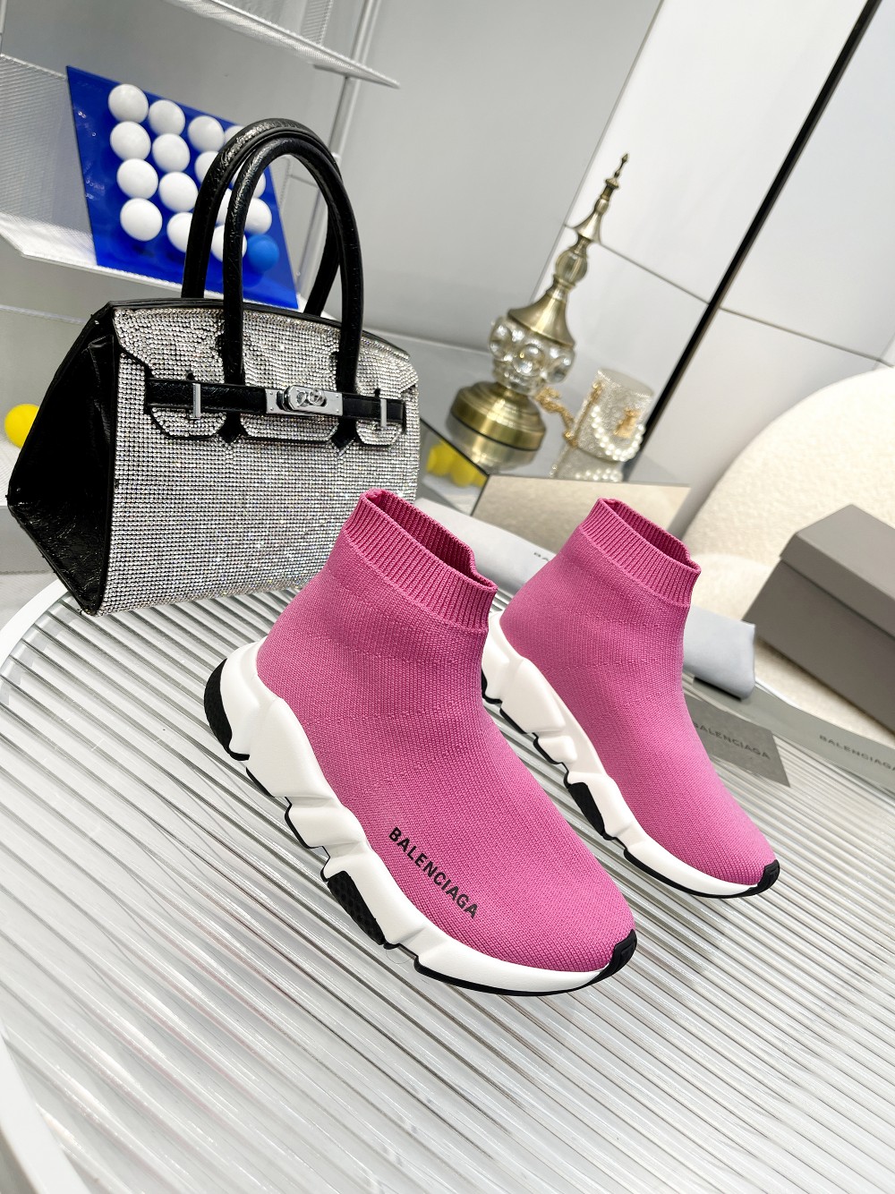 NO:717763,Children's shoes, exclusive top version vacuum outsole] Balenciaga Size: 27.28.29.30.31.32.33.34.35. BALENCIAGA Balenciaga air-cushioned socks, elastic knitted high-top sneakers. Round toe, white logo print on the outside, ribbed knitted collar. Color-matching textured rubber sole, Memory Sole  Memory sole technology, embossed logo heel., socks shoes, balenciaga, balenciaga, sneakers, socks,19860909童鞋 独家顶级版本真空大底】巴黎世家 Size:27.28.29.30.31.32.33.34.35. BALENCIAGA 巴黎世家气垫袜子鞋 弹性针织高帮运动鞋.圆头,外侧白色徽标印花,罗纹针织鞋领.配色纹理橡胶鞋底,Memory Sole 记忆鞋底技术,压花徽标鞋跟.,袜子鞋,balenciaga,balenciaga,sneakers,socks,,Children's