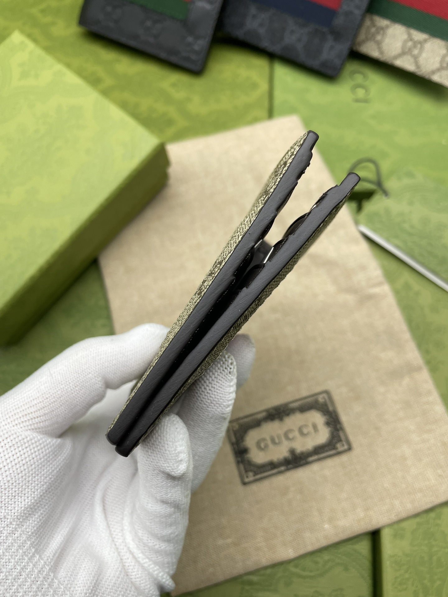 G家顶级货品 ✨专柜同步，原单品质！双折皮夹，采用进口头层牛皮搭配醒目红绿织带，做工精细💃🏼型号：408827，颜色：啡pvc，尺寸:11*9*1.5🎬8866