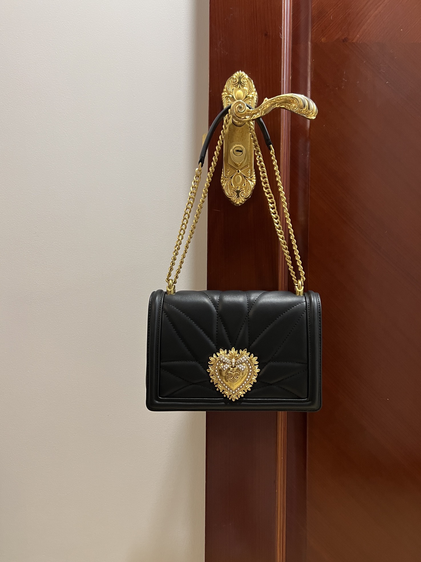 Top original order Dolce & Gabbana
Delicately handmade 👏🏻 Equipped with original hardware 🙅 The top of the bag is handmade with oil edges 👍🏻 The favorite of many celebrities