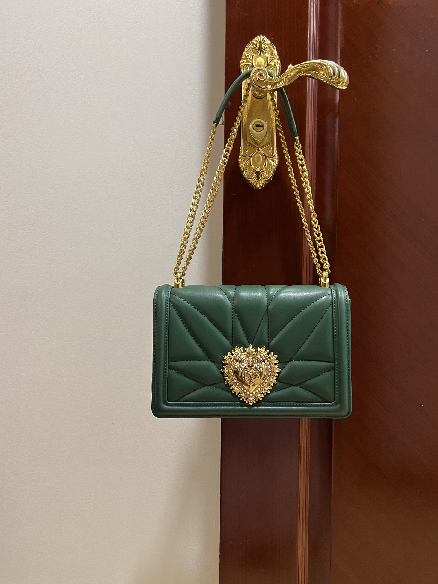 Top original order Dolce & Gabbana
Delicately handmade 👏🏻 Equipped with original hardware 🙅 The top of the bag is handmade with oil edges 👍🏻 The favorite of many celebrities