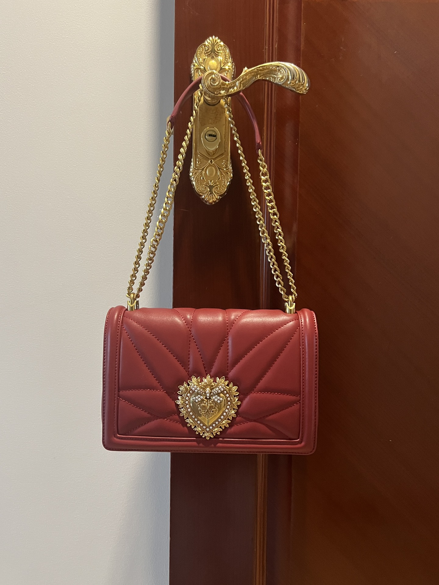 Top original order Dolce & Gabbana
Delicately handmade 👏🏻 Equipped with original hardware 🙅 The top of the bag is handmade with oil edges 👍🏻 The favorite of many celebrities