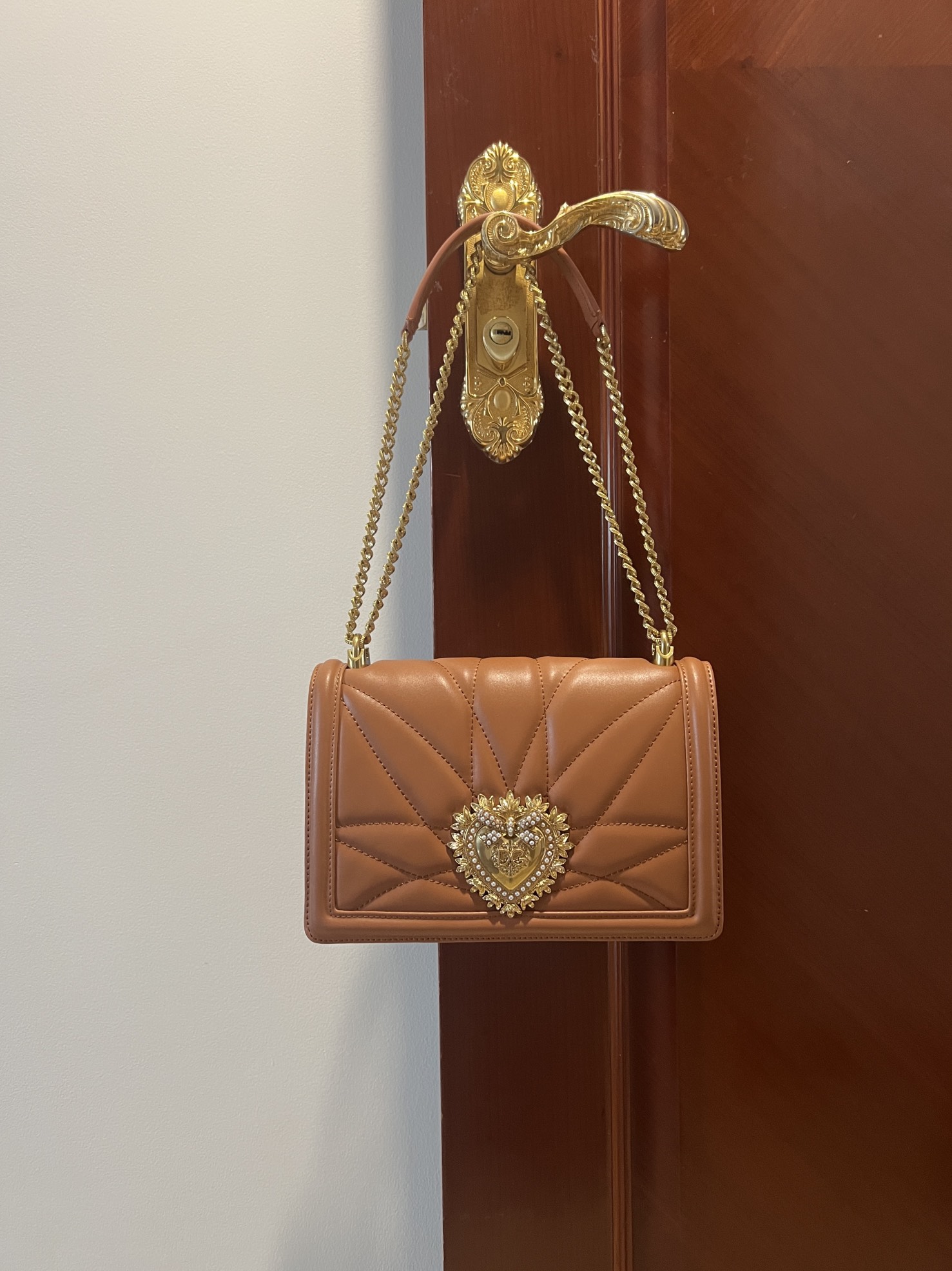 Top original order Dolce & Gabbana
Delicately handmade 👏🏻 Equipped with original hardware 🙅 The top of the bag is handmade with oil edges 👍🏻 The favorite of many celebrities