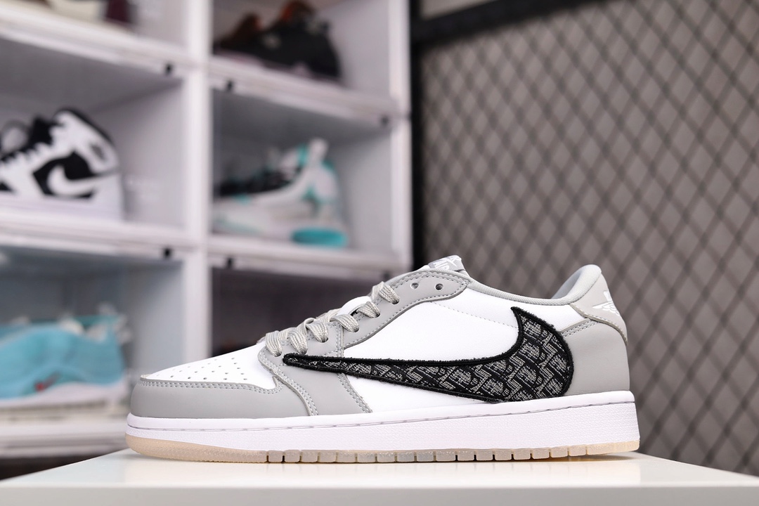 G0 公司级 Air Jordan 1 Retro High OG 倒勾 低帮 AJ1 乔丹1代 aj1 乔1 反向脚趾。亮点之处在于鞋侧的倒置 Swoosh。错版灵感来源于洛杉矶球鞋店铺收到一双特别的错版勾子倒过来，研发出反向勾的设计883YN