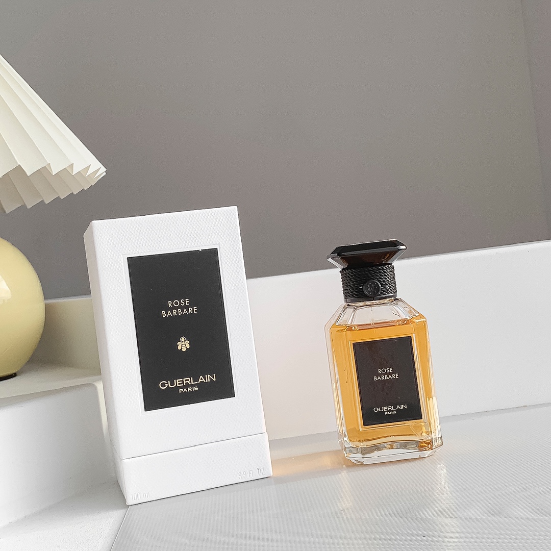 高品质/ 
娇兰新艺术沙龙土耳其玫瑰浓香水100ml
||2022最新款土耳其玫瑰,在玫瑰满天下的香水世界里,是绝对占有一席之地的。它不同于一轮玫瑰,玫瑰之约的写实玫瑰,又区别于愚人,小偷玫瑰这种沉重的广霍沉香玫瑰。它更像是干枯了的玫瑰花瓣,既有玫瑰的清甜,又多了几分稳重。
开篇就是蜂蜜玫瑰,直入主题。点缀了干净通透的醛,份量很轻,让这份玫瑰增添了几分仙气儿。中调玫瑰蜂蜜,温柔恬静,广藿香也慢慢透出来,没有苦感,就是带点凉意,平衡了这朵玫瑰的甜蜜,留香一般,尾调木质香不太明显。
这支香不用被名字吓退,绝没有中东感的辛香大料味,好穿又实穿,基本上喜欢玫瑰香的人盲撸不会有错。
前调:醛,玫瑰
中调:玫瑰,葫芦巴
后调:蜂蜜,广藿香,木质香
❤️自用感受❤️
前调:醛➕蜂蜜玫瑰
中调:蜂蜜玫瑰➕广藿香
后调:广霍香➕蜂蜜玫瑰
