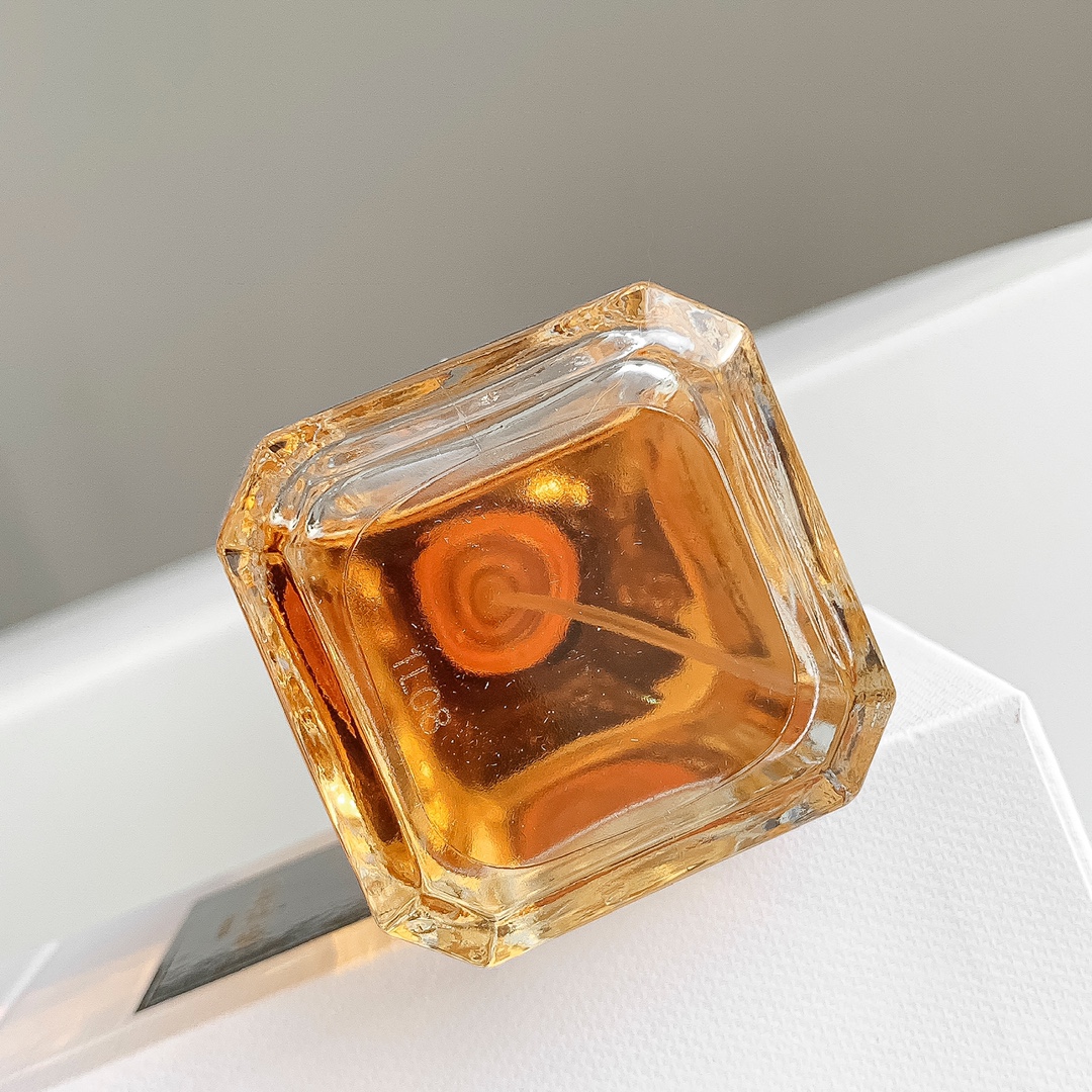 高品质/ 
娇兰新艺术沙龙土耳其玫瑰浓香水100ml
||2022最新款土耳其玫瑰,在玫瑰满天下的香水世界里,是绝对占有一席之地的。它不同于一轮玫瑰,玫瑰之约的写实玫瑰,又区别于愚人,小偷玫瑰这种沉重的广霍沉香玫瑰。它更像是干枯了的玫瑰花瓣,既有玫瑰的清甜,又多了几分稳重。
开篇就是蜂蜜玫瑰,直入主题。点缀了干净通透的醛,份量很轻,让这份玫瑰增添了几分仙气儿。中调玫瑰蜂蜜,温柔恬静,广藿香也慢慢透出来,没有苦感,就是带点凉意,平衡了这朵玫瑰的甜蜜,留香一般,尾调木质香不太明显。
这支香不用被名字吓退,绝没有中东感的辛香大料味,好穿又实穿,基本上喜欢玫瑰香的人盲撸不会有错。
前调:醛,玫瑰
中调:玫瑰,葫芦巴
后调:蜂蜜,广藿香,木质香
❤️自用感受❤️
前调:醛➕蜂蜜玫瑰
中调:蜂蜜玫瑰➕广藿香
后调:广霍香➕蜂蜜玫瑰