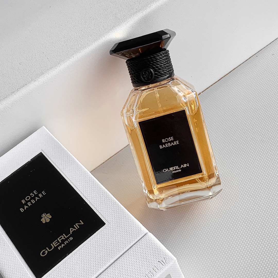 高品质/ 
娇兰新艺术沙龙土耳其玫瑰浓香水100ml
||2022最新款土耳其玫瑰,在玫瑰满天下的香水世界里,是绝对占有一席之地的。它不同于一轮玫瑰,玫瑰之约的写实玫瑰,又区别于愚人,小偷玫瑰这种沉重的广霍沉香玫瑰。它更像是干枯了的玫瑰花瓣,既有玫瑰的清甜,又多了几分稳重。
开篇就是蜂蜜玫瑰,直入主题。点缀了干净通透的醛,份量很轻,让这份玫瑰增添了几分仙气儿。中调玫瑰蜂蜜,温柔恬静,广藿香也慢慢透出来,没有苦感,就是带点凉意,平衡了这朵玫瑰的甜蜜,留香一般,尾调木质香不太明显。
这支香不用被名字吓退,绝没有中东感的辛香大料味,好穿又实穿,基本上喜欢玫瑰香的人盲撸不会有错。
前调:醛,玫瑰
中调:玫瑰,葫芦巴
后调:蜂蜜,广藿香,木质香
❤️自用感受❤️
前调:醛➕蜂蜜玫瑰
中调:蜂蜜玫瑰➕广藿香
后调:广霍香➕蜂蜜玫瑰