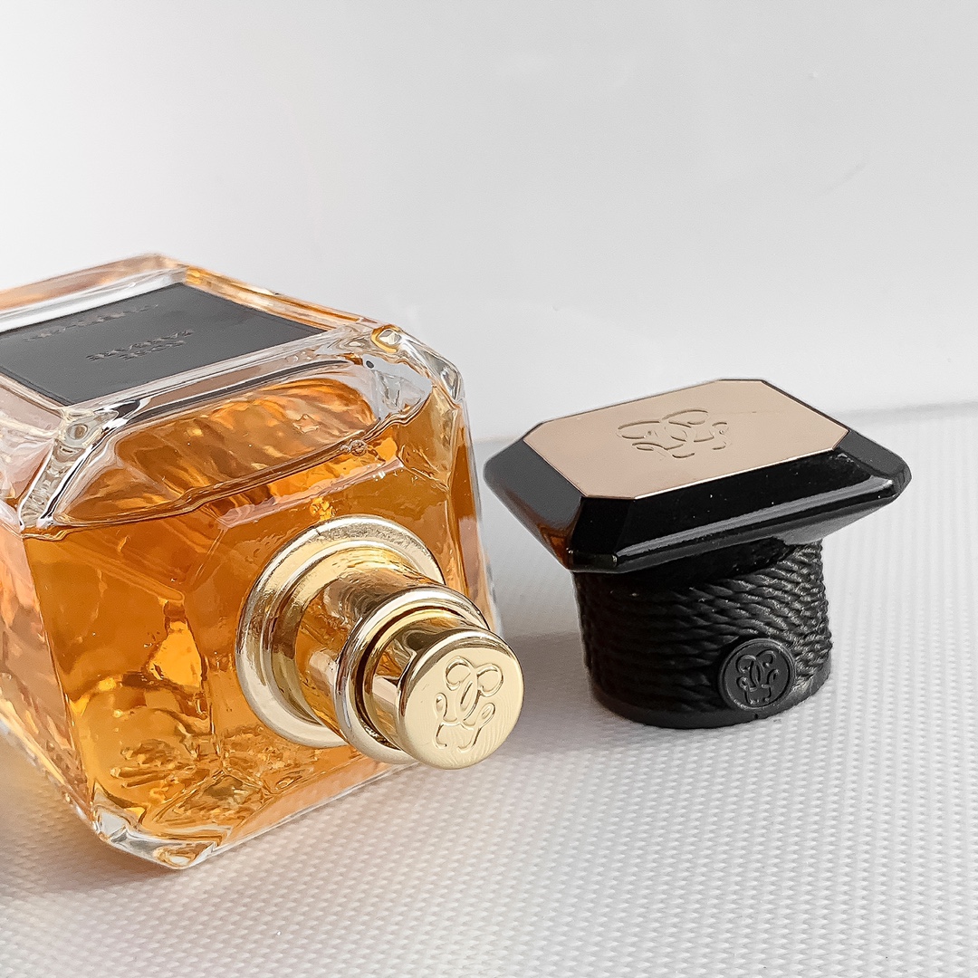 高品质/ 
娇兰新艺术沙龙土耳其玫瑰浓香水100ml
||2022最新款土耳其玫瑰,在玫瑰满天下的香水世界里,是绝对占有一席之地的。它不同于一轮玫瑰,玫瑰之约的写实玫瑰,又区别于愚人,小偷玫瑰这种沉重的广霍沉香玫瑰。它更像是干枯了的玫瑰花瓣,既有玫瑰的清甜,又多了几分稳重。
开篇就是蜂蜜玫瑰,直入主题。点缀了干净通透的醛,份量很轻,让这份玫瑰增添了几分仙气儿。中调玫瑰蜂蜜,温柔恬静,广藿香也慢慢透出来,没有苦感,就是带点凉意,平衡了这朵玫瑰的甜蜜,留香一般,尾调木质香不太明显。
这支香不用被名字吓退,绝没有中东感的辛香大料味,好穿又实穿,基本上喜欢玫瑰香的人盲撸不会有错。
前调:醛,玫瑰
中调:玫瑰,葫芦巴
后调:蜂蜜,广藿香,木质香
❤️自用感受❤️
前调:醛➕蜂蜜玫瑰
中调:蜂蜜玫瑰➕广藿香
后调:广霍香➕蜂蜜玫瑰