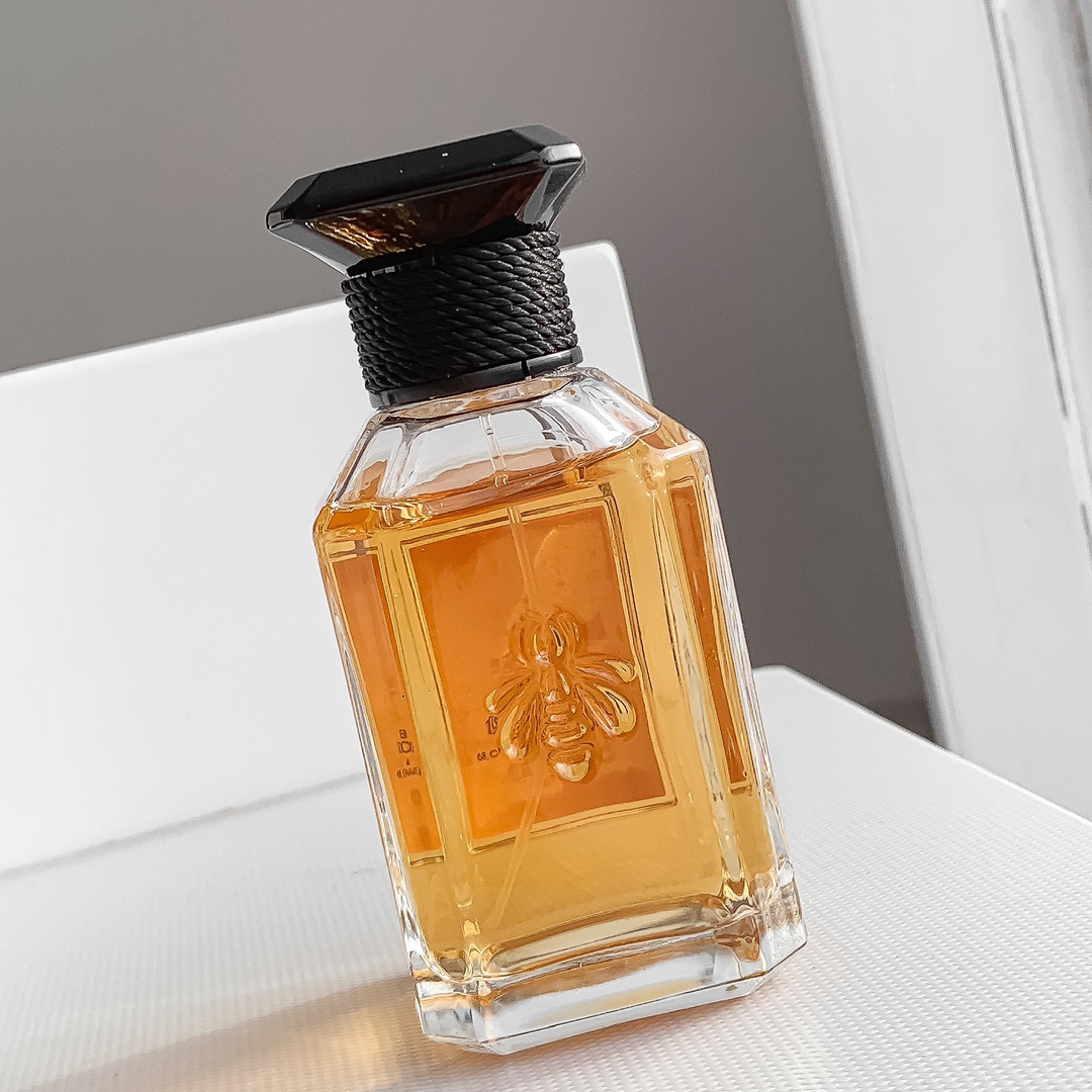 高品质/ 
娇兰新艺术沙龙土耳其玫瑰浓香水100ml
||2022最新款土耳其玫瑰,在玫瑰满天下的香水世界里,是绝对占有一席之地的。它不同于一轮玫瑰,玫瑰之约的写实玫瑰,又区别于愚人,小偷玫瑰这种沉重的广霍沉香玫瑰。它更像是干枯了的玫瑰花瓣,既有玫瑰的清甜,又多了几分稳重。
开篇就是蜂蜜玫瑰,直入主题。点缀了干净通透的醛,份量很轻,让这份玫瑰增添了几分仙气儿。中调玫瑰蜂蜜,温柔恬静,广藿香也慢慢透出来,没有苦感,就是带点凉意,平衡了这朵玫瑰的甜蜜,留香一般,尾调木质香不太明显。
这支香不用被名字吓退,绝没有中东感的辛香大料味,好穿又实穿,基本上喜欢玫瑰香的人盲撸不会有错。
前调:醛,玫瑰
中调:玫瑰,葫芦巴
后调:蜂蜜,广藿香,木质香
❤️自用感受❤️
前调:醛➕蜂蜜玫瑰
中调:蜂蜜玫瑰➕广藿香
后调:广霍香➕蜂蜜玫瑰