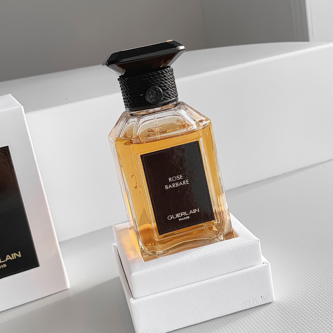 高品质/ 
娇兰新艺术沙龙土耳其玫瑰浓香水100ml
||2022最新款土耳其玫瑰,在玫瑰满天下的香水世界里,是绝对占有一席之地的。它不同于一轮玫瑰,玫瑰之约的写实玫瑰,又区别于愚人,小偷玫瑰这种沉重的广霍沉香玫瑰。它更像是干枯了的玫瑰花瓣,既有玫瑰的清甜,又多了几分稳重。
开篇就是蜂蜜玫瑰,直入主题。点缀了干净通透的醛,份量很轻,让这份玫瑰增添了几分仙气儿。中调玫瑰蜂蜜,温柔恬静,广藿香也慢慢透出来,没有苦感,就是带点凉意,平衡了这朵玫瑰的甜蜜,留香一般,尾调木质香不太明显。
这支香不用被名字吓退,绝没有中东感的辛香大料味,好穿又实穿,基本上喜欢玫瑰香的人盲撸不会有错。
前调:醛,玫瑰
中调:玫瑰,葫芦巴
后调:蜂蜜,广藿香,木质香
❤️自用感受❤️
前调:醛➕蜂蜜玫瑰
中调:蜂蜜玫瑰➕广藿香
后调:广霍香➕蜂蜜玫瑰