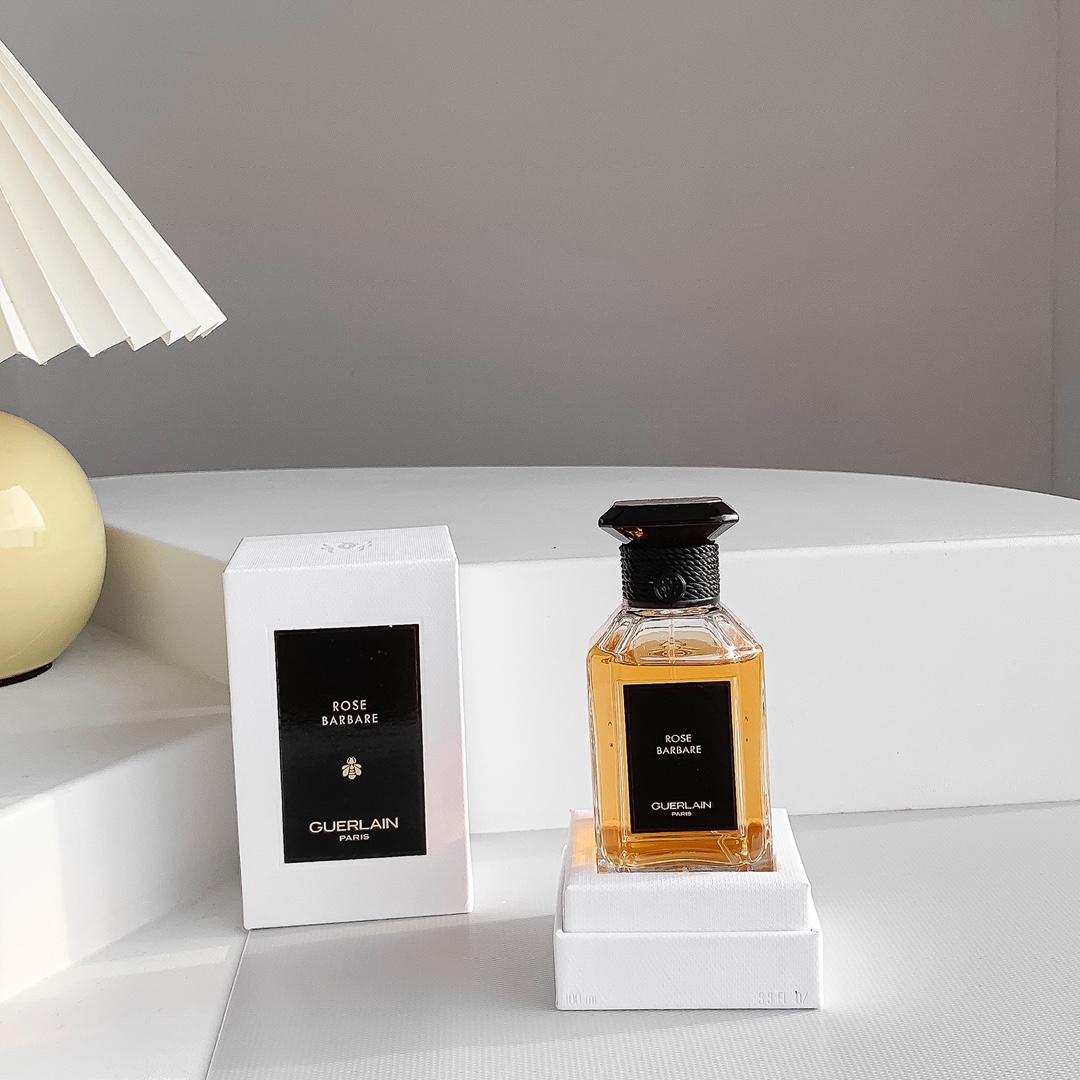 高品质/ 
娇兰新艺术沙龙土耳其玫瑰浓香水100ml
||2022最新款土耳其玫瑰,在玫瑰满天下的香水世界里,是绝对占有一席之地的。它不同于一轮玫瑰,玫瑰之约的写实玫瑰,又区别于愚人,小偷玫瑰这种沉重的广霍沉香玫瑰。它更像是干枯了的玫瑰花瓣,既有玫瑰的清甜,又多了几分稳重。
开篇就是蜂蜜玫瑰,直入主题。点缀了干净通透的醛,份量很轻,让这份玫瑰增添了几分仙气儿。中调玫瑰蜂蜜,温柔恬静,广藿香也慢慢透出来,没有苦感,就是带点凉意,平衡了这朵玫瑰的甜蜜,留香一般,尾调木质香不太明显。
这支香不用被名字吓退,绝没有中东感的辛香大料味,好穿又实穿,基本上喜欢玫瑰香的人盲撸不会有错。
前调:醛,玫瑰
中调:玫瑰,葫芦巴
后调:蜂蜜,广藿香,木质香
❤️自用感受❤️
前调:醛➕蜂蜜玫瑰
中调:蜂蜜玫瑰➕广藿香
后调:广霍香➕蜂蜜玫瑰