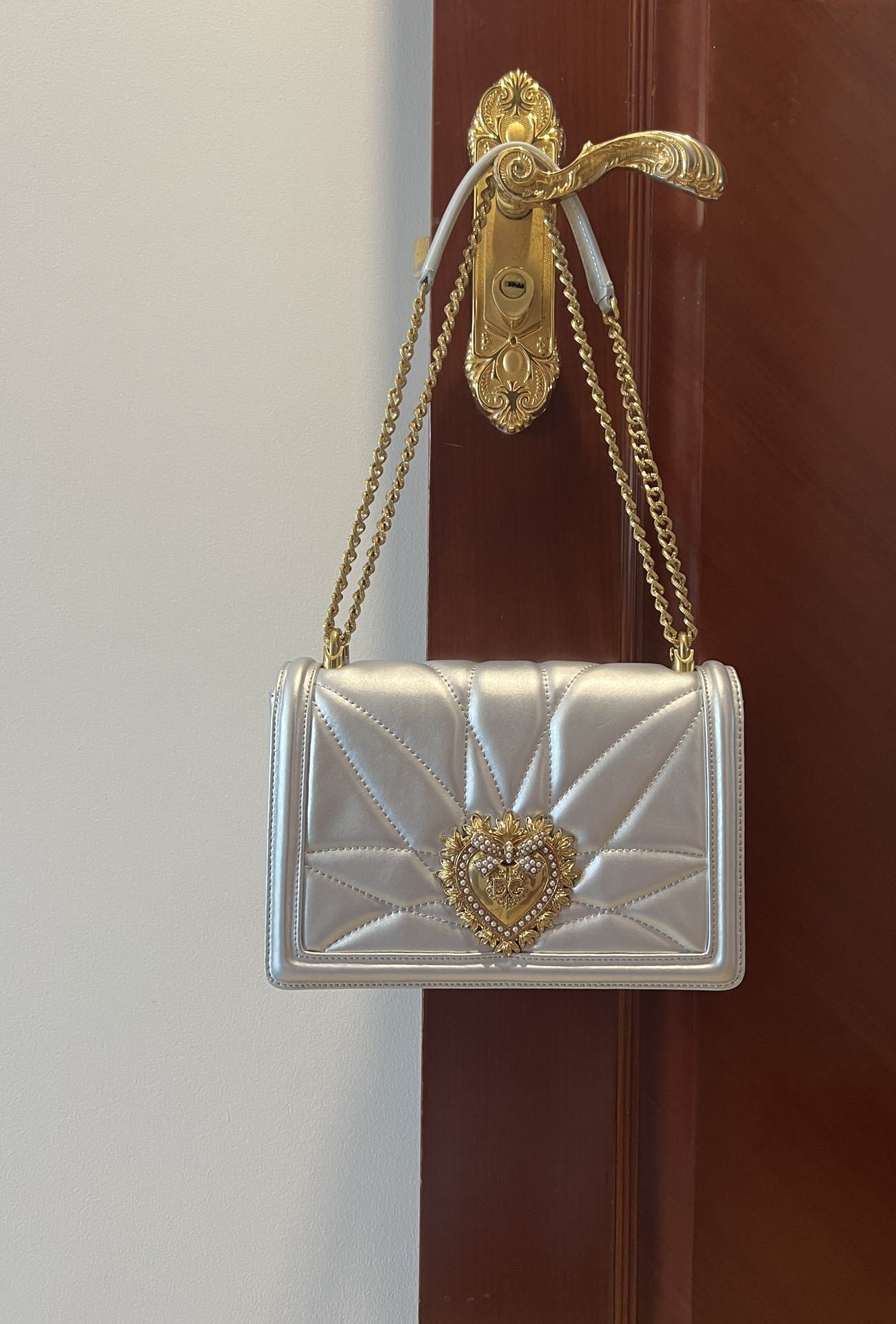 Top original order Dolce & Gabbana
Delicately handmade 👏🏻 Equipped with original hardware 🙅 The top of the bag is handmade with oil edges 👍🏻 The favorite of many celebrities