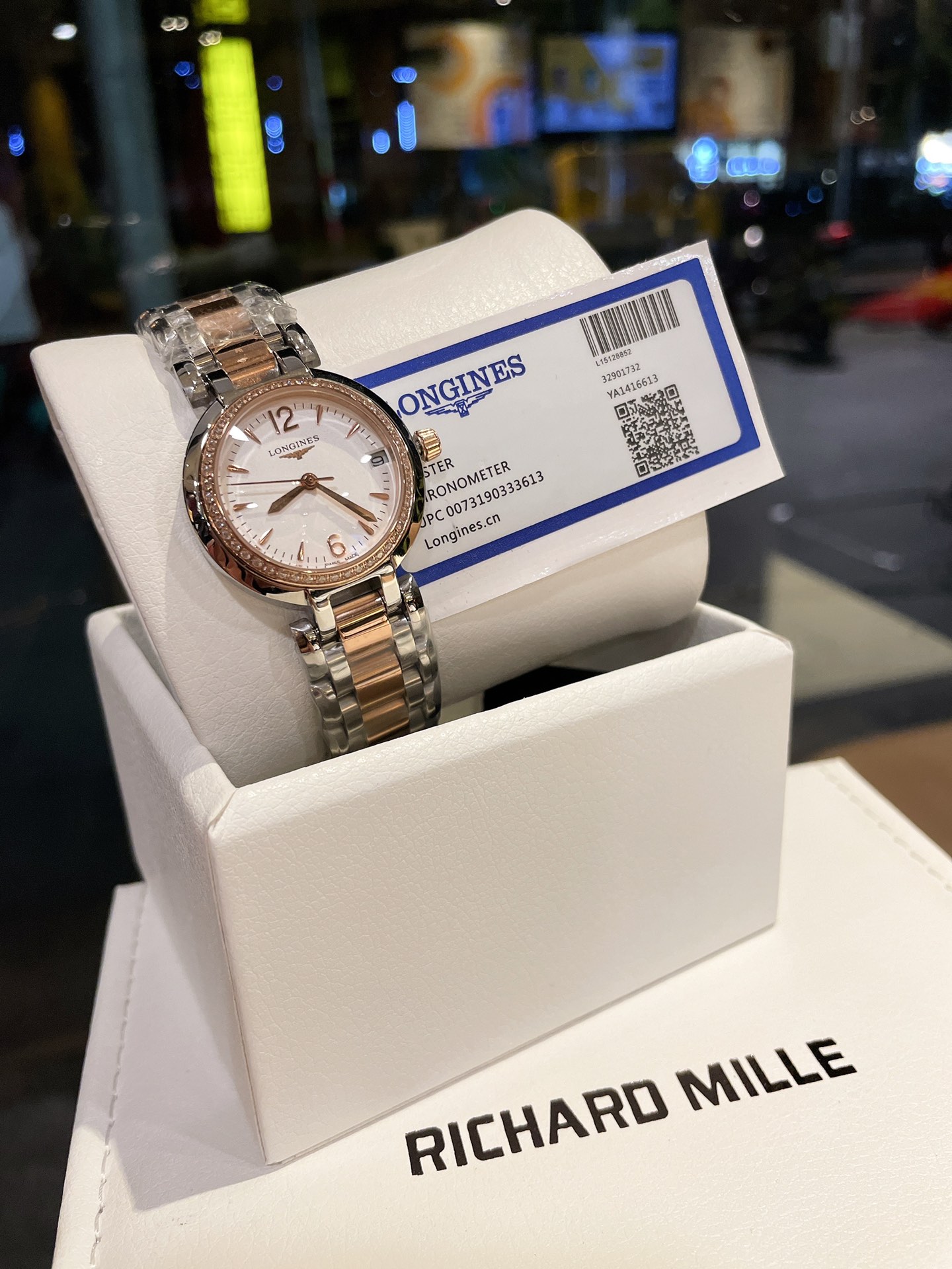K5    浪琴 Longines 心月系列月相女士腕表，采用独家定制真月相每月转一圈正品一致进口石英机芯，精钢圆形表壳，表径30.5mm，抗磨损合成双卜蓝宝石玻璃数据同步正品，A级深海白色珍珠母贝字面，钻石刀CNC切割月相窗口，高档八角花镐石钻丁刻度，蓝钢指针，精钢表链搭配原装三折式表扣。