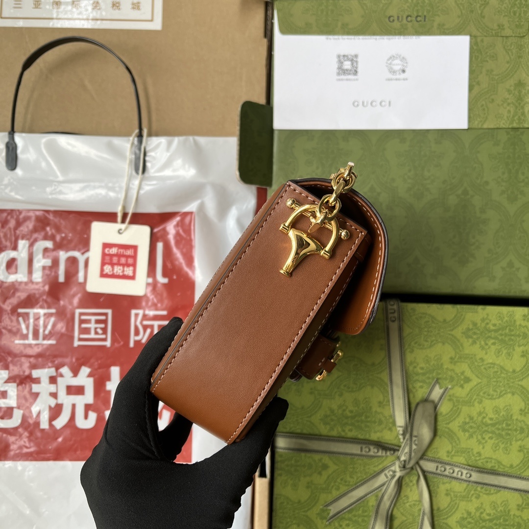 原厂皮配Cdfmall三亚免税店手提袋Horsebit1955的结构形状和干净的线条以珍贵的柔和银色蜥蜴