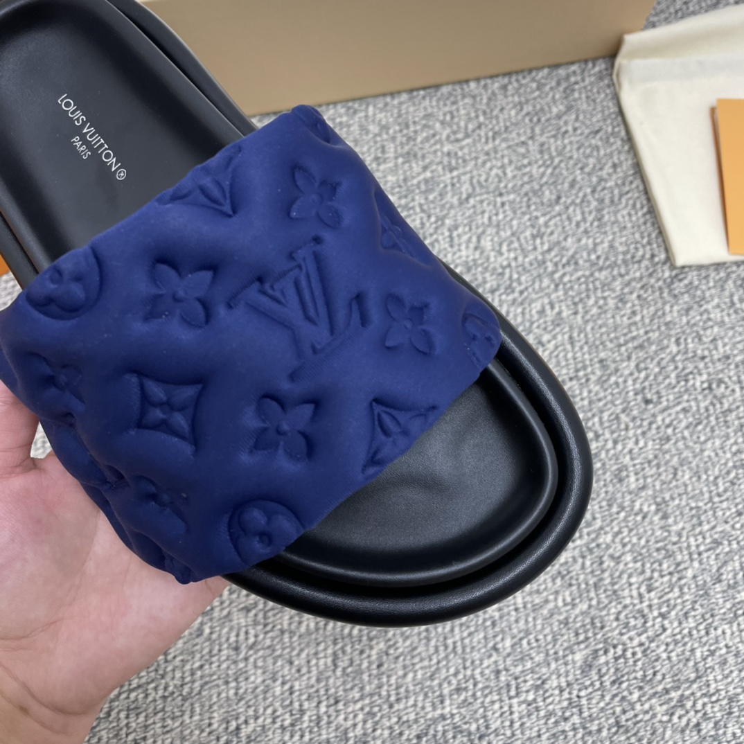 LV/路易威登    采用高频压印技术重译Monogram图案男女同款凉鞋