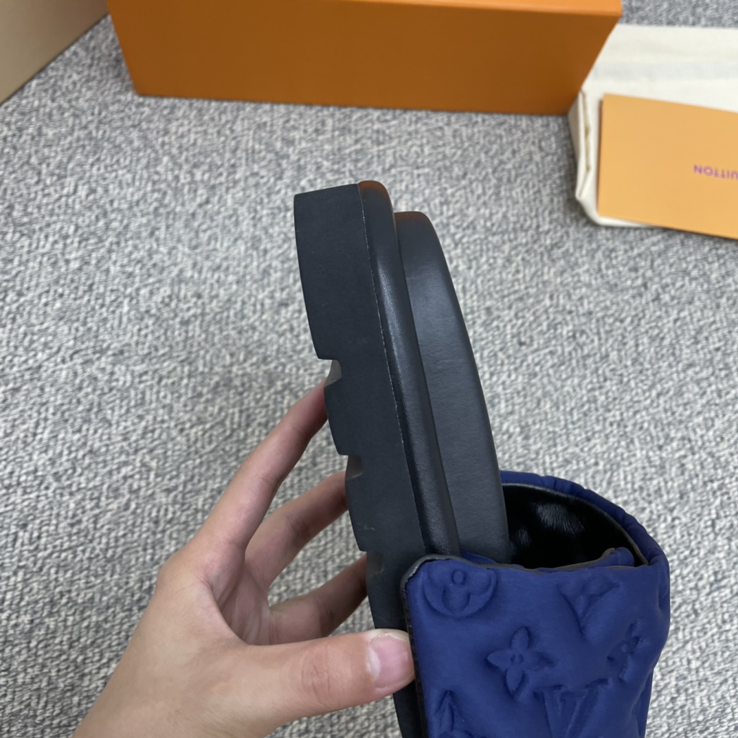 LV/路易威登    采用高频压印技术重译Monogram图案男女同款凉鞋