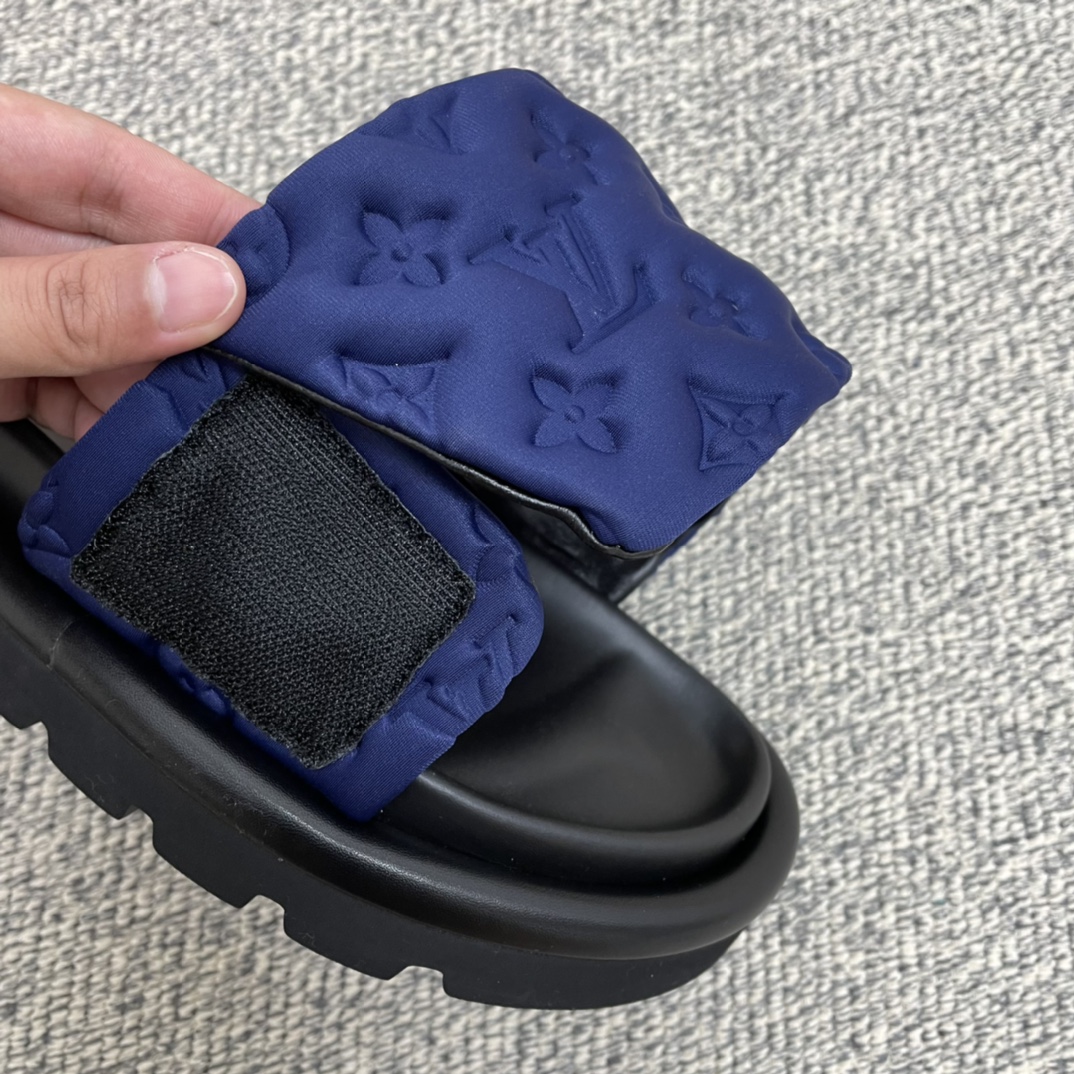 LV/路易威登    采用高频压印技术重译Monogram图案男女同款凉鞋