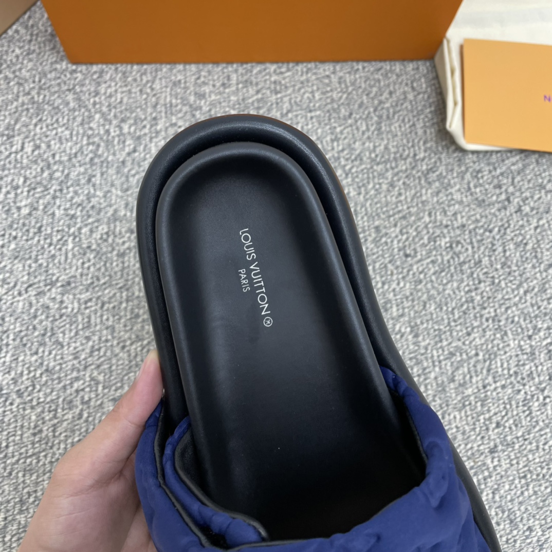 LV/路易威登    采用高频压印技术重译Monogram图案男女同款凉鞋