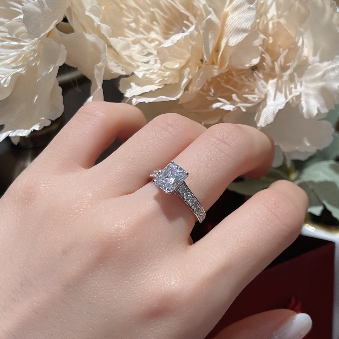 NO:631848,Classic rectangular diamond ring. Since the year when Cartier created its first platinum engagement diamond ring, it has always maintained a calm and elegant style. No matter how the world changes, every Cartier is as bright and beautiful as ever, guarding the rare true love in this world.,,cartier,cartier,Cartier high-end jewelry19860909经典长方钻戒 自年,卡地亚创作出第一枚铂金订婚钻戒至今, 一直保持着一份淡然优雅的风范.无论世事怎样变,每一只 Cartier都璀璨如初,美好如初,守护着这世间难得的真情.,,cartier,cartier,卡迪亚高端饰品,Jewelry