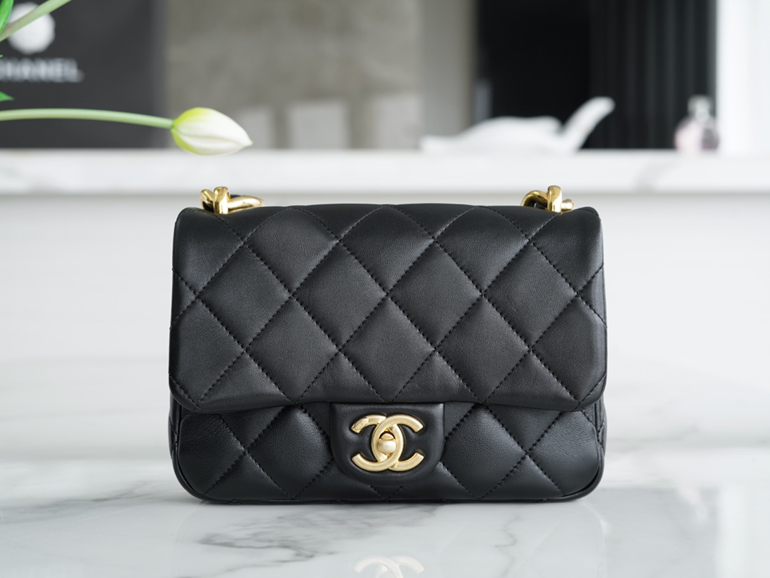 Chanel Classic Flap Bag Knockoff
 Crossbody & Shoulder Bags Black Lambskin Sheepskin Spring/Summer Collection Vintage Chains