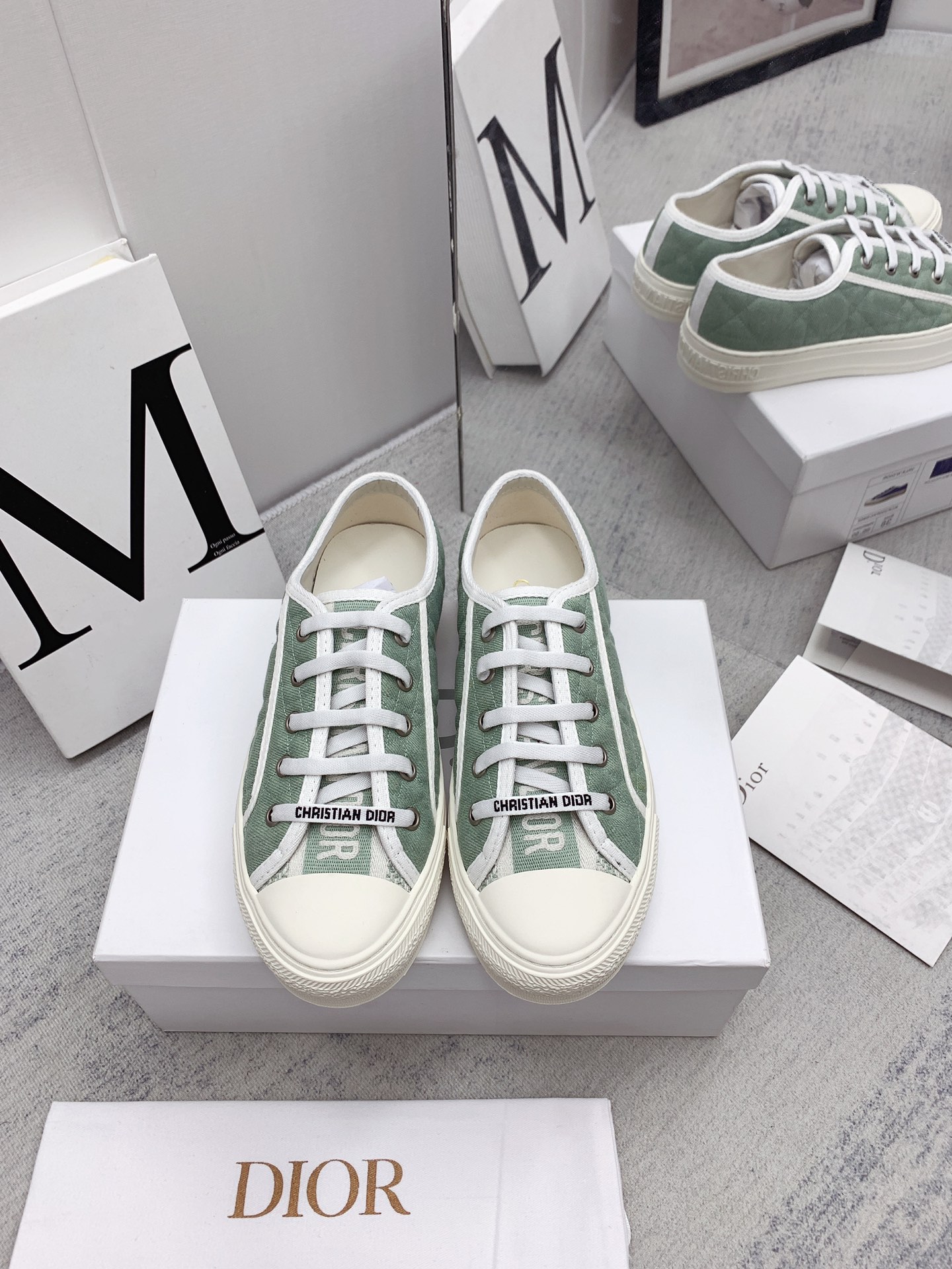 NO:241427,[Top version] Dio* Classic casual cloth shoes (classic black and white/embroidery/width) Xiaohongshu certified hot series Super easy to wear, super durable, super versatile, original set of last adjustment, high-end customization, large sole, original open molding, upper materials are all original custom, 3D electric embroidered three-dimensional fabric, inner lining, cowhide, foot pad latex integrated molding, size 35-40 positive size (41.42 customization), casual shoes/sports shoes, dior, sneakers, cowhide19860909【顶级版本】 踩跟款 Dio* 迪*经典休闲小布鞋 (经典黑白/刺绣/缕空) 小红书认证爆款系列 超好穿 超耐看 超百搭 原版套楦调格高端定制 大底原版开模大底 鞋面材料全部原版订制,3D电绣纹立体布面 内里牛皮内里,垫脚乳胶一体成型 码数35—40正码（41.42定做）,休闲鞋/运动鞋,dior,sneakers,cowhide,Women's Shoes