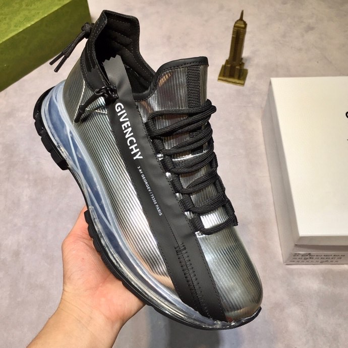 J5 🔝 纪梵希 Givenchy 🇬🇧2021💯 专柜同步 人手一双 不容错过 ⚠️专柜买版 完全1:1 开模定制✨😎顶级版本🔍 原版展示提供对比 让大货做到和原版0⃣️区别实物和图片来见证1⃣️面料：原版头层牛皮 2⃣️内里：原版弹力布配牛皮内里 干爽 舒适3⃣️鞋底：正品独家私模⚠️气垫大底