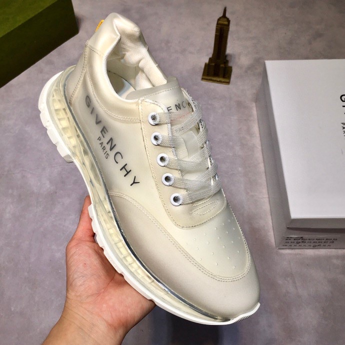 J5 🔝 纪梵希 Givenchy 🇬🇧2021💯 专柜同步 人手一双 不容错过 ⚠️专柜买版 完全1:1 开模定制✨😎顶级版本🔍 原版展示提供对比 让大货做到和原版0⃣️区别实物和图片来见证1⃣️面料：原版头层牛皮 2⃣️内里：原版弹力布配牛皮内里 干爽 舒适3⃣️鞋底：正品独家私模⚠️气垫大底