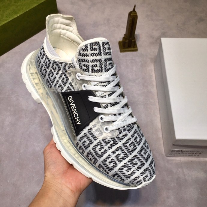 J5 🔝 纪梵希 Givenchy 🇬🇧2021💯 专柜同步 人手一双 不容错过 ⚠️专柜买版 完全1:1 开模定制✨😎顶级版本🔍 原版展示提供对比 让大货做到和原版0⃣️区别实物和图片来见证1⃣️面料：原版头层牛皮 2⃣️内里：原版弹力布配牛皮内里 干爽 舒适3⃣️鞋底：正品独家私模⚠️气垫大底