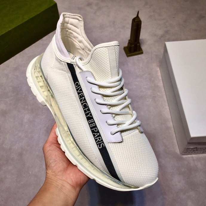 J5 🔝 纪梵希 Givenchy 🇬🇧2021💯 专柜同步 人手一双 不容错过 ⚠️专柜买版 完全1:1 开模定制✨😎顶级版本🔍 原版展示提供对比 让大货做到和原版0⃣️区别实物和图片来见证1⃣️面料：原版头层牛皮 2⃣️内里：原版弹力布配牛皮内里 干爽 舒适3⃣️鞋底：正品独家私模⚠️气垫大底